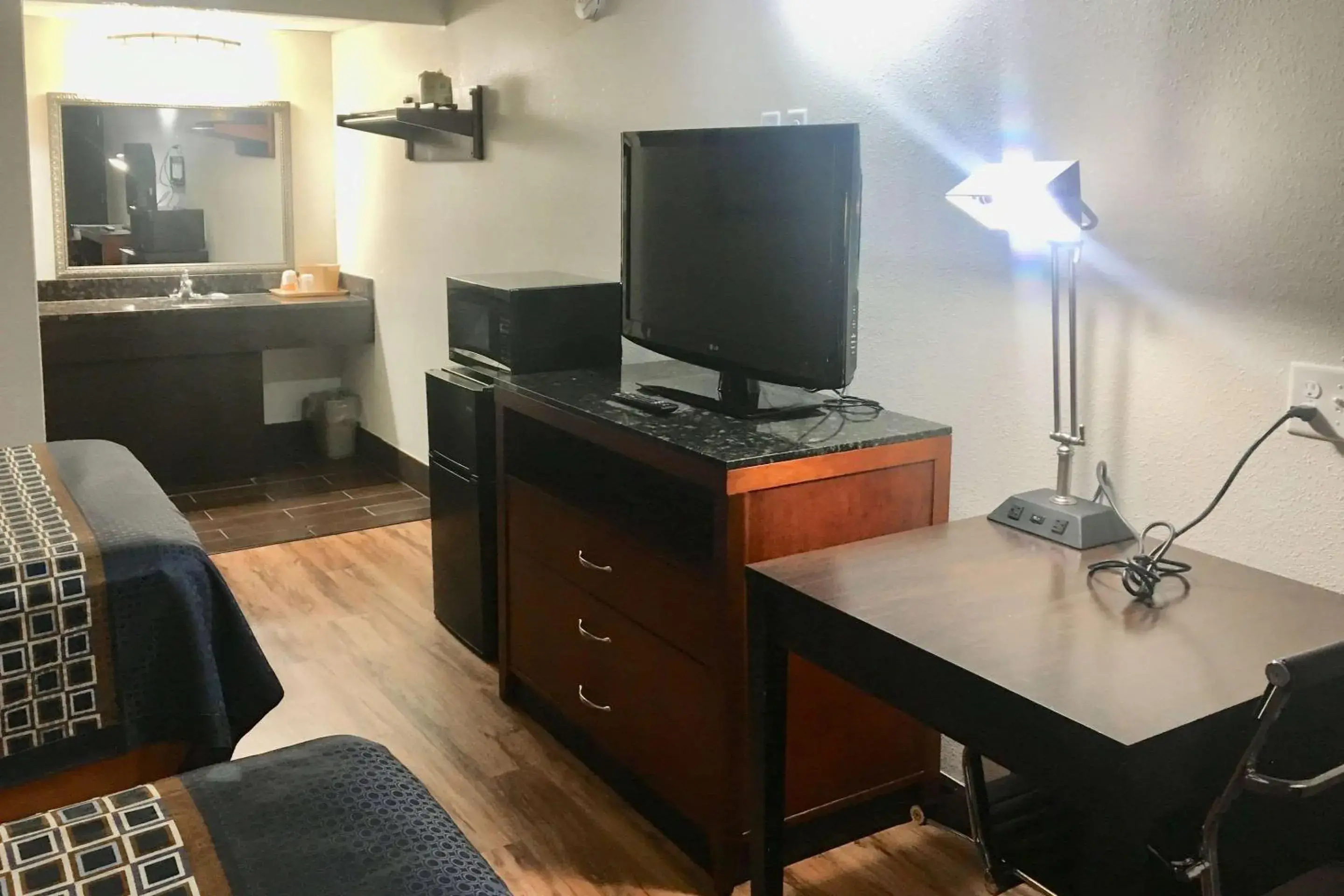 Double Room with Two Double Beds - Smoking in Rodeway Inn Double Room with Two Double Beds - Smoking in Rodeway Inn