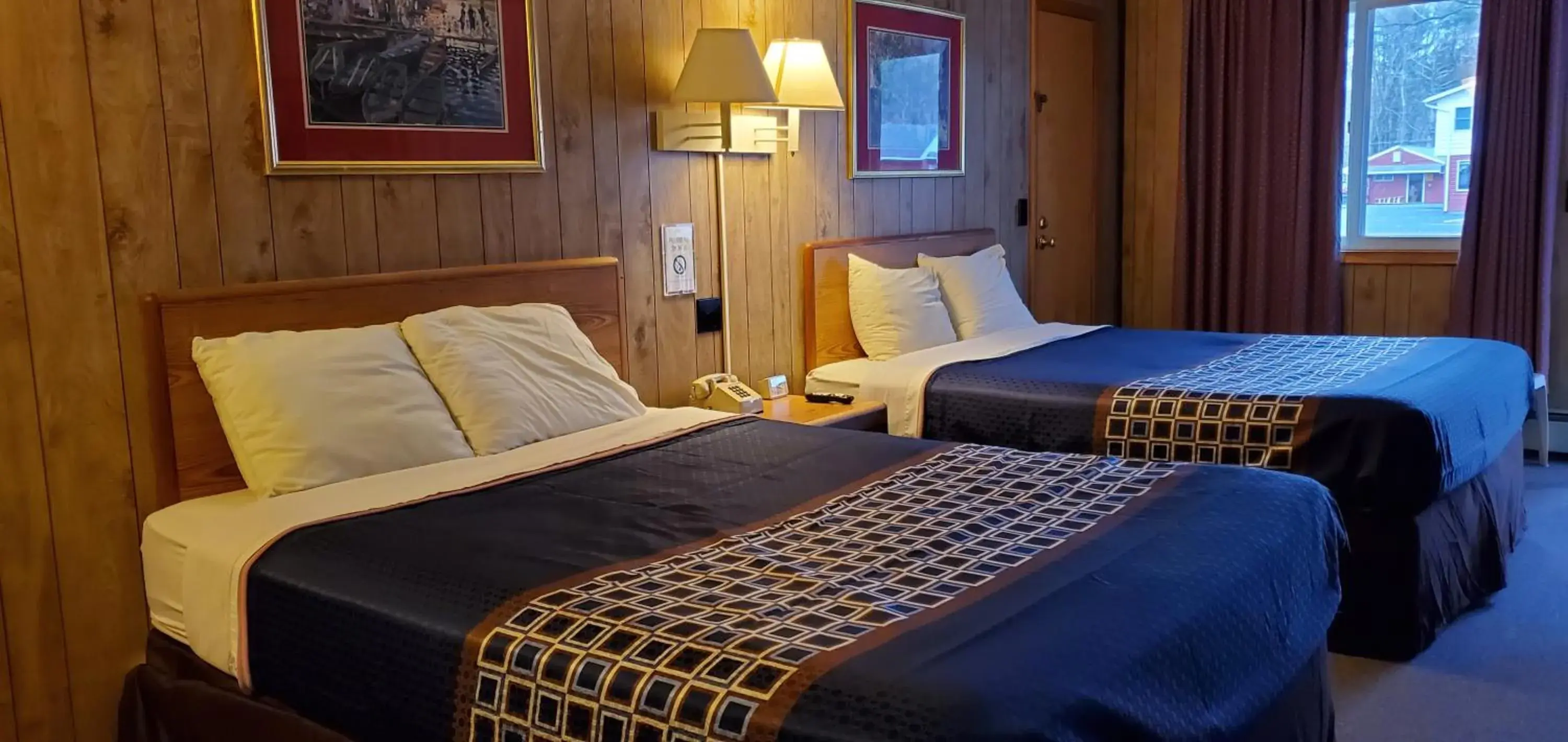 Deluxe Queen Room with Two Queen Beds in Red Ranch Inn Deluxe Queen Room with Two Queen Beds in Red Ranch Inn