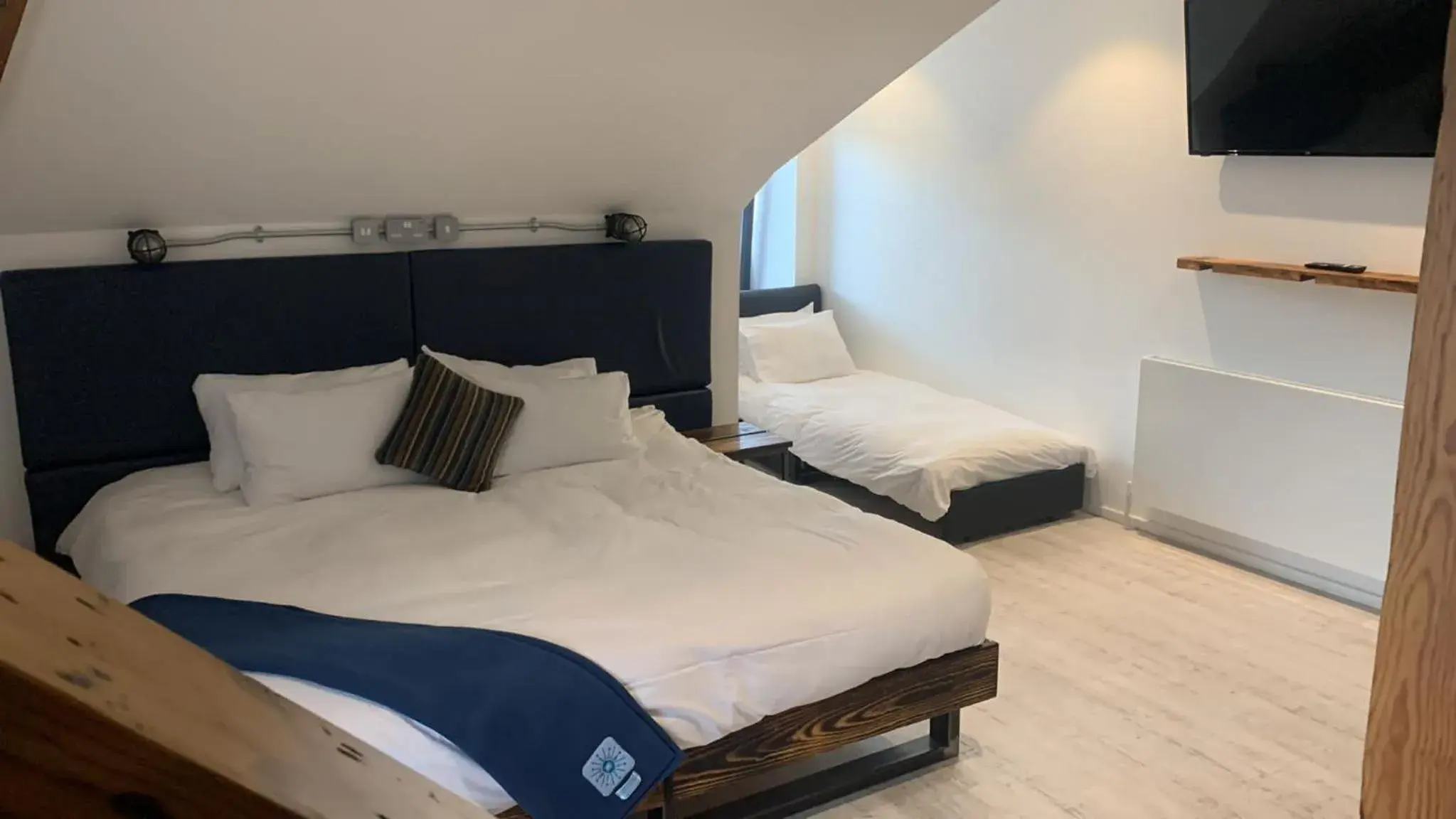 Deluxe Double Room with Extra Bed in Cardiff Arms Bistro & Hotel Deluxe Double Room with Extra Bed in Cardiff Arms Bistro & Hotel