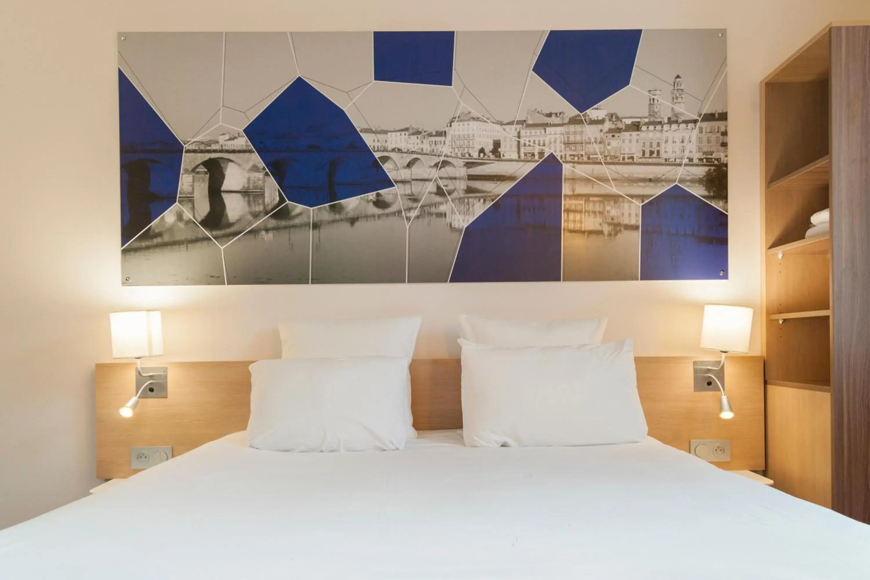 Comfort Room with One Double Bed in Brit Hotel Mâcon Centre Gare Comfort Room with One Double Bed in Brit Hotel Mâcon Centre Gare