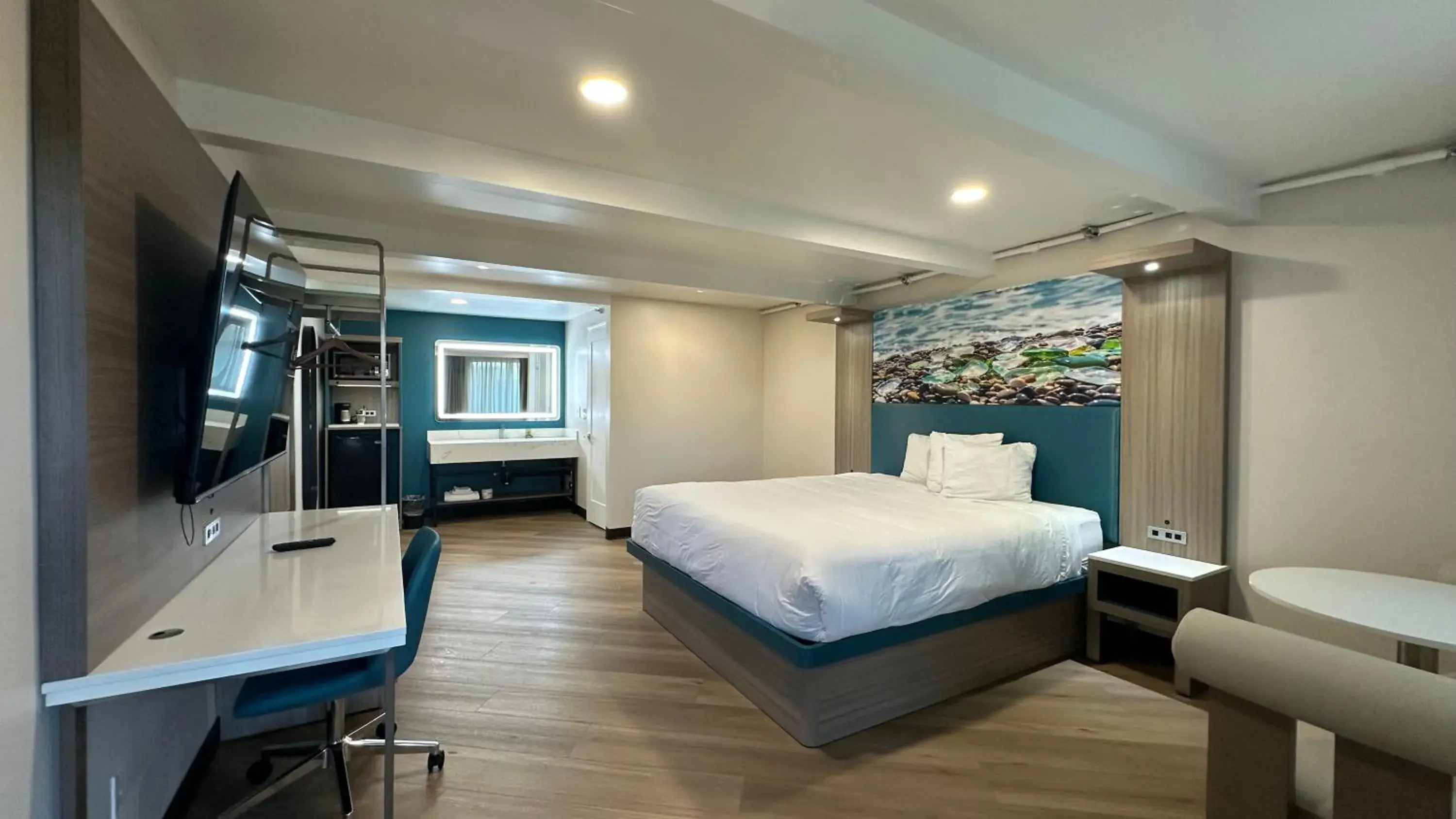 King Room in Costa Mesa Inn - Newport Beach Area King Room in Costa Mesa Inn - Newport Beach Area