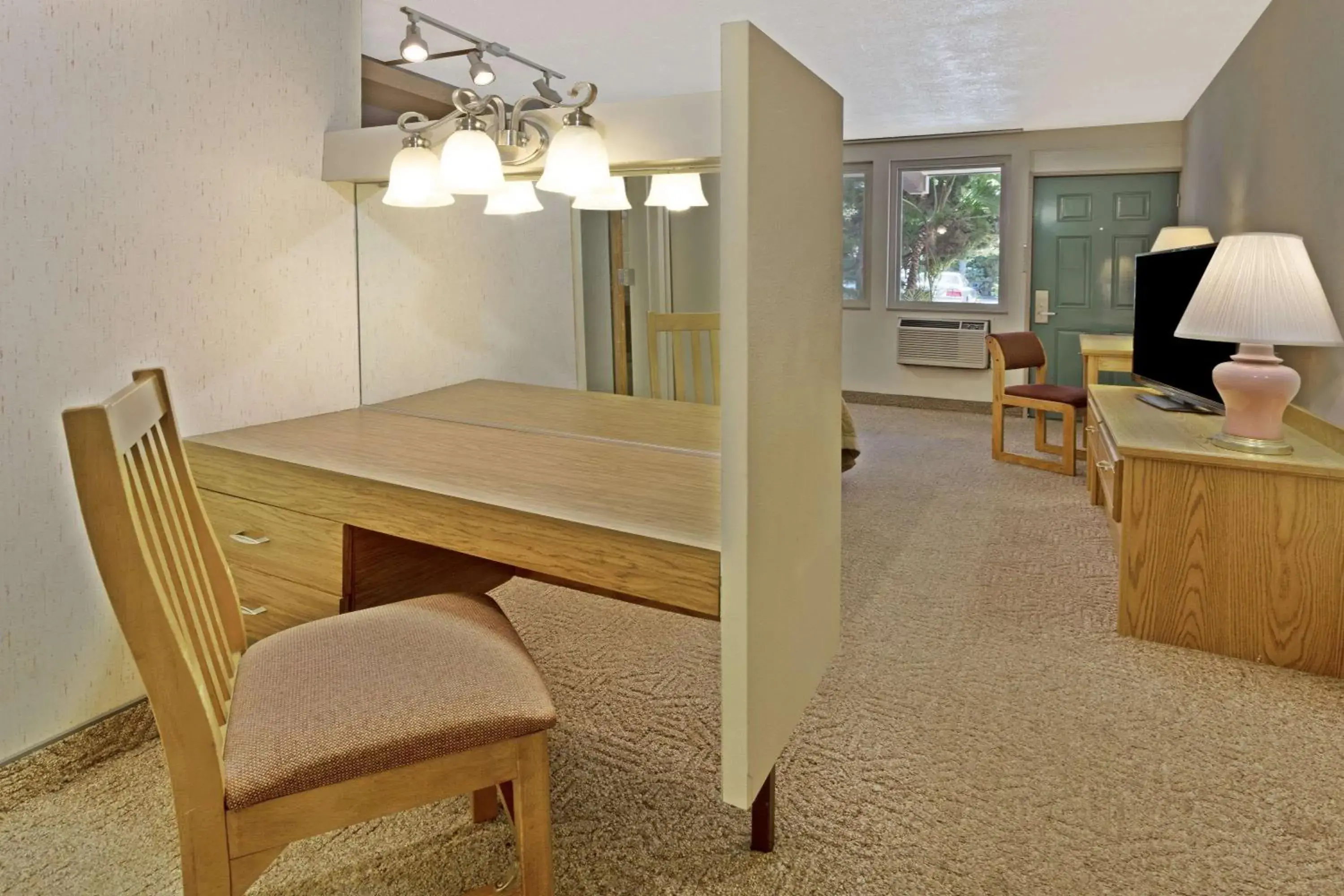 Deluxe King Suite in Costa Mesa Inn - Newport Beach Area Deluxe King Suite in Costa Mesa Inn - Newport Beach Area