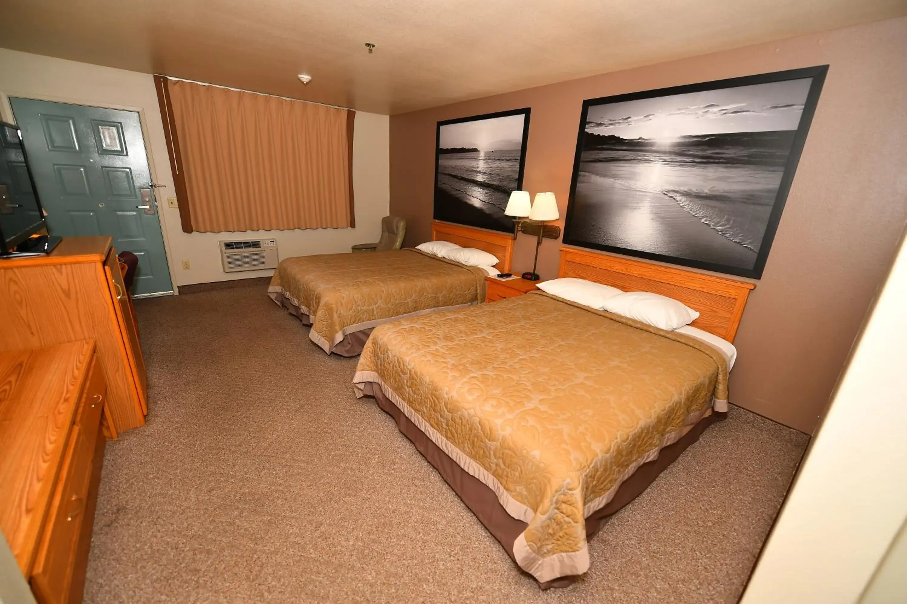 Queen Room with Two Queen Beds - Non-Smoking in Costa Mesa Inn - Newport Beach Area Queen Room with Two Queen Beds - Non-Smoking in Costa Mesa Inn - Newport Beach Area