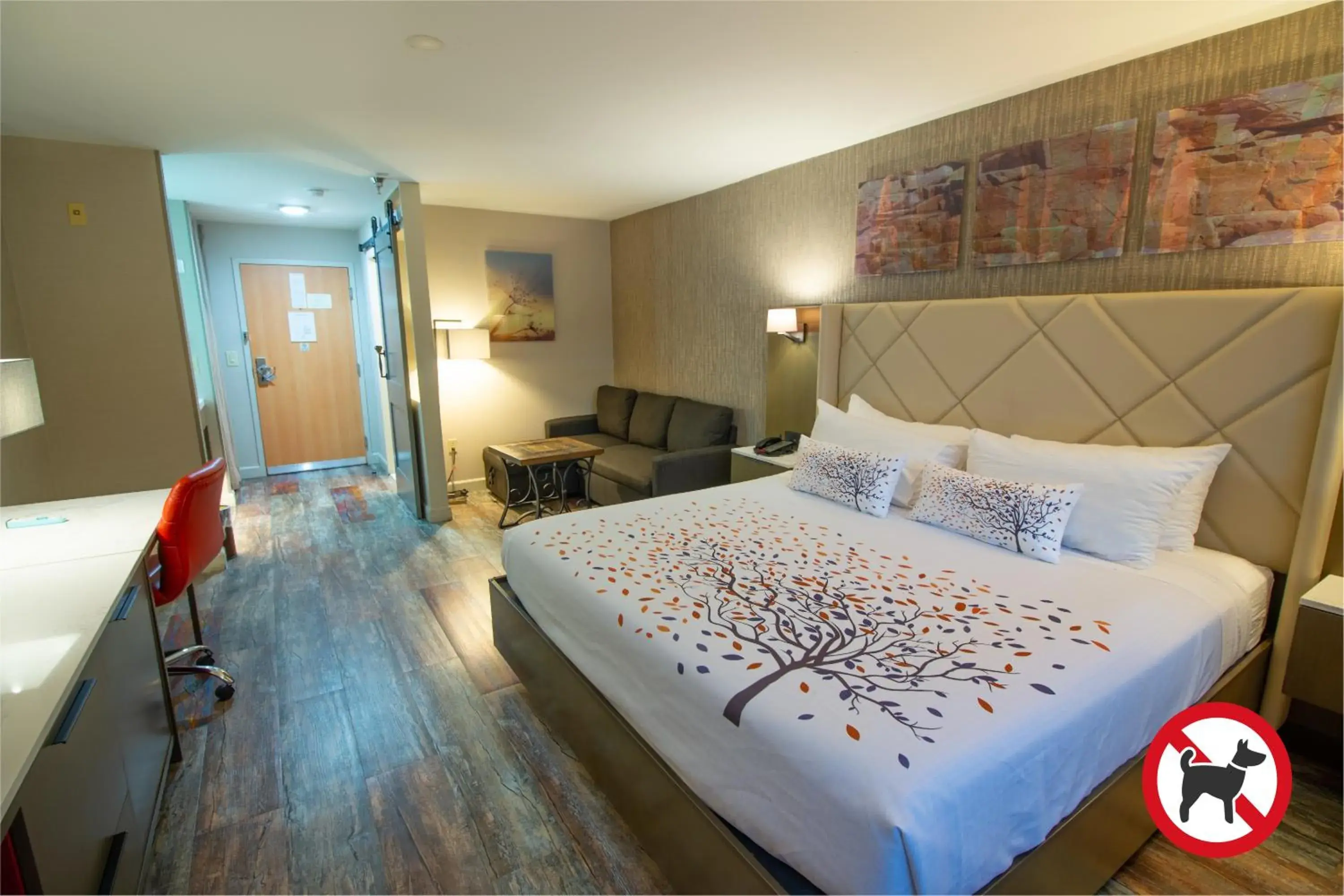 Standard King Room with a King Bed on Upper Floor in Empeiria High Sierra Hotel Standard King Room with a King Bed on Upper Floor in Empeiria High Sierra Hotel