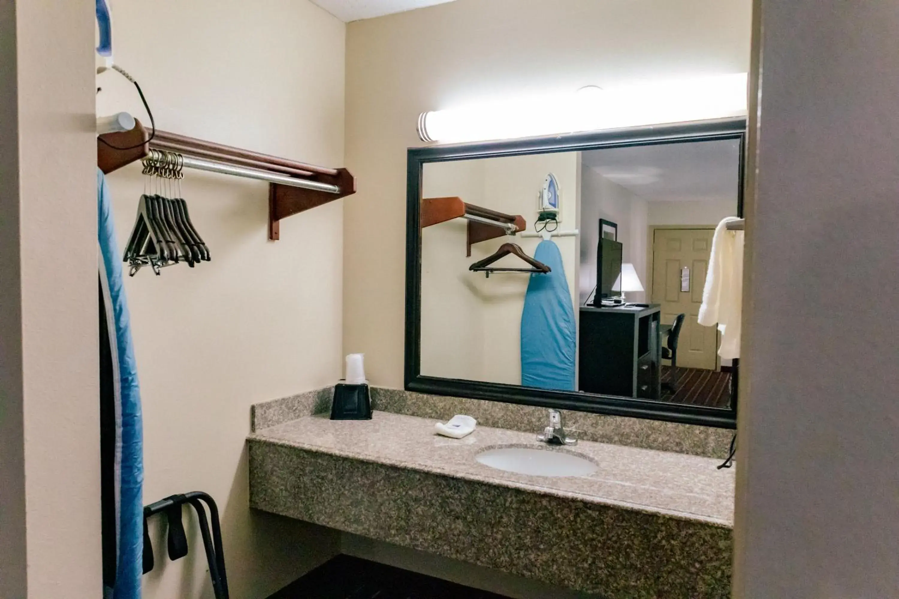 Classic Quadruple Room - Non-Smoking in Motel 6 Nacogdoches, TX Classic Quadruple Room - Non-Smoking in Motel 6 Nacogdoches, TX