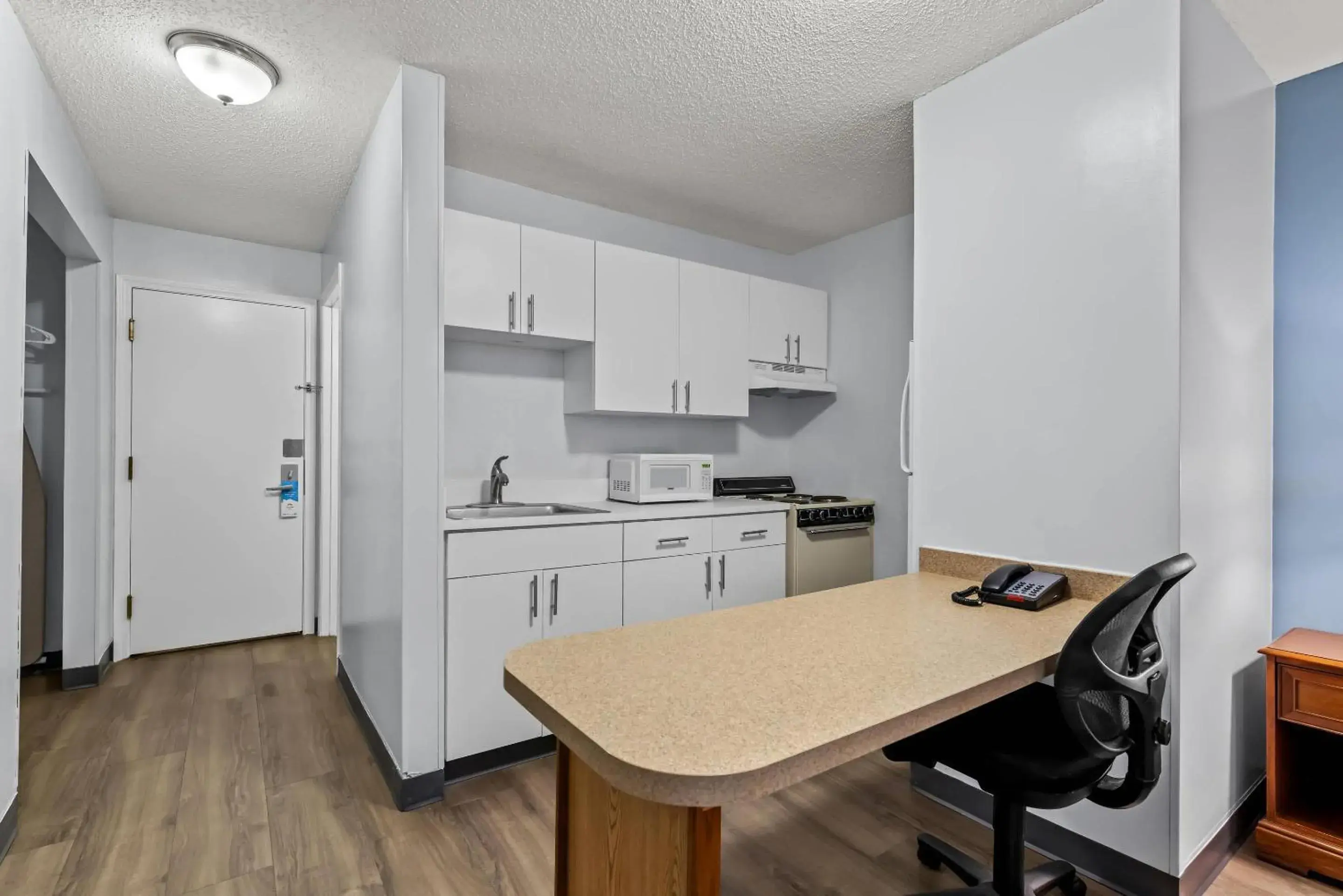 Queen Suite - Non Smoking in Suburban Studios Brentwood - Nashville Queen Suite - Non Smoking in Suburban Studios Brentwood - Nashville