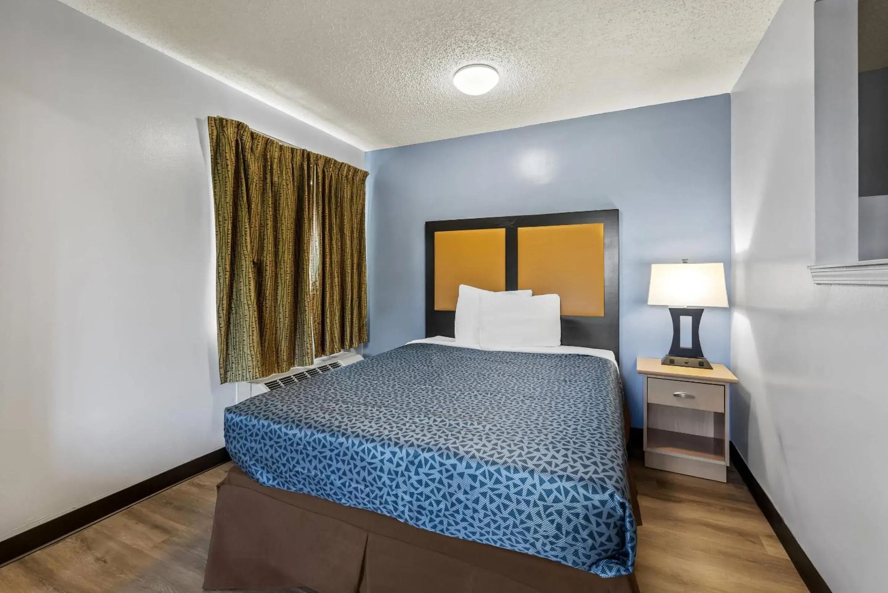 Efficiency Queen Room - Accessible/Non-Smoking in Suburban Studios Brentwood - Nashville Efficiency Queen Room - Accessible/Non-Smoking in Suburban Studios Brentwood - Nashville
