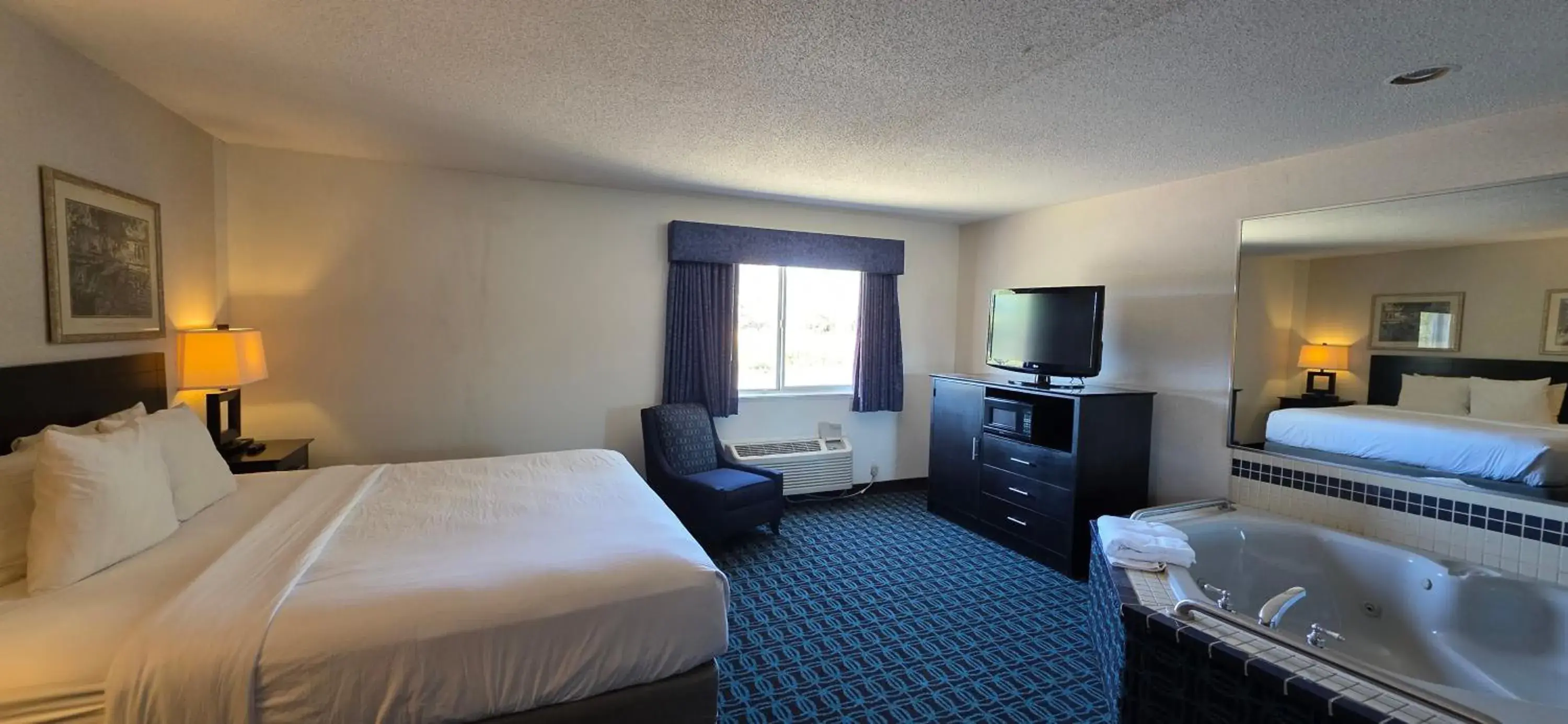 King Room with Bath Tub - Mobility Accessible/Non-Smoking in Baymont by Wyndham Howell/Brighton King Room with Bath Tub - Mobility Accessible/Non-Smoking in Baymont by Wyndham Howell/Brighton