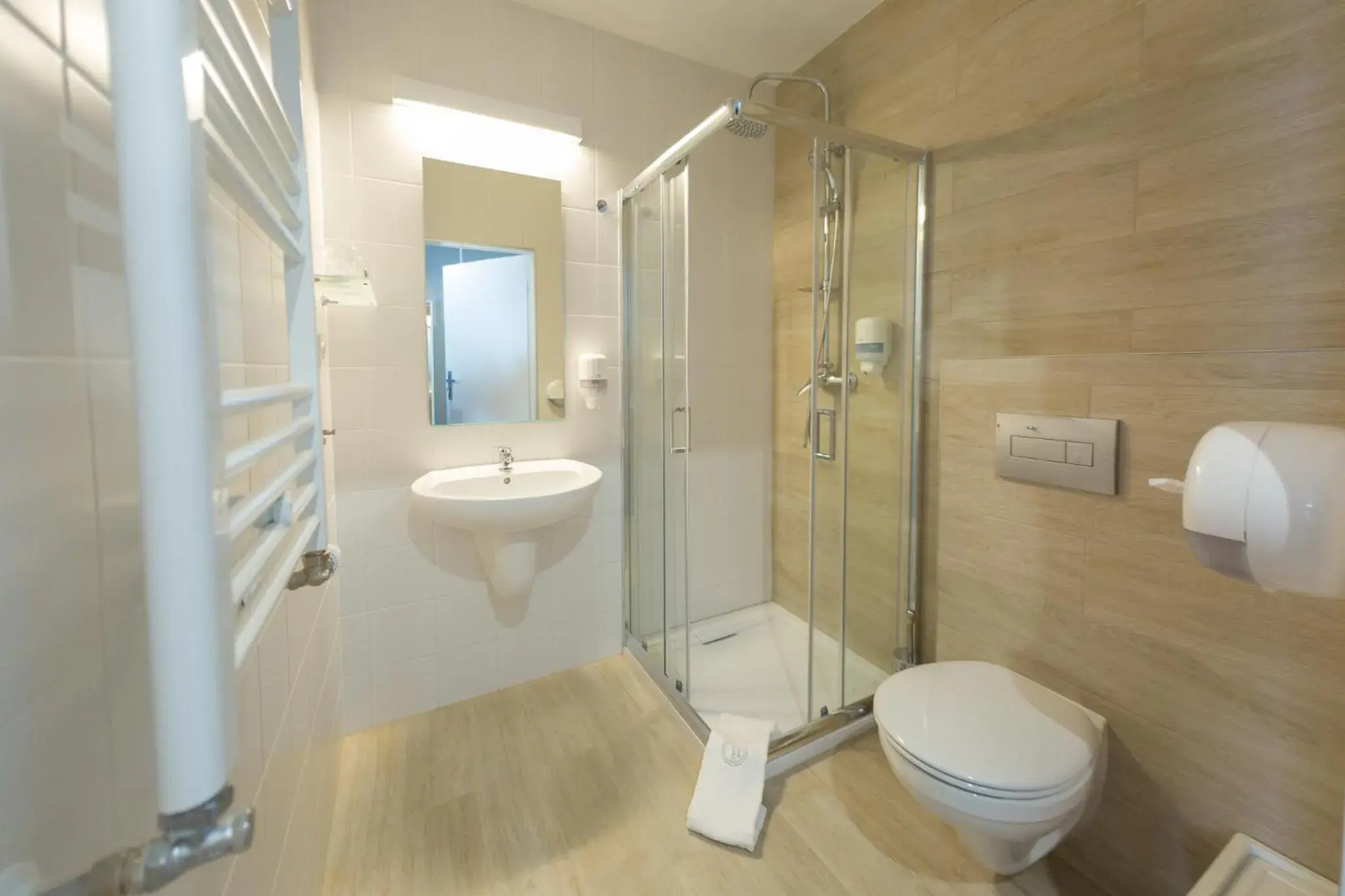 Double or Twin Room with Private Bathroom - single occupancy in Hotel Quattro Double or Twin Room with Private Bathroom - single occupancy in Hotel Quattro