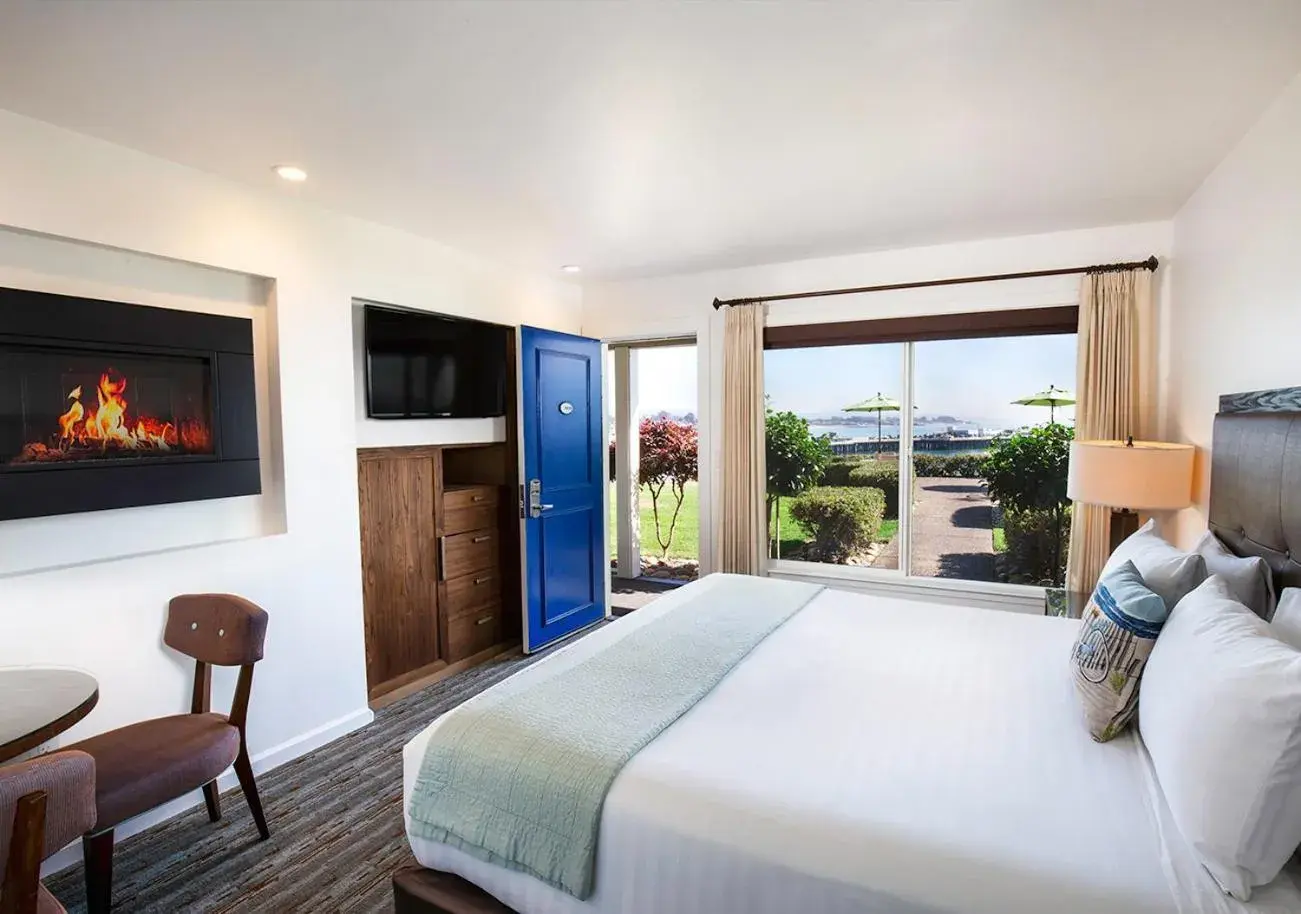 Standard King Room in Sea & Sand Inn Standard King Room in Sea & Sand Inn