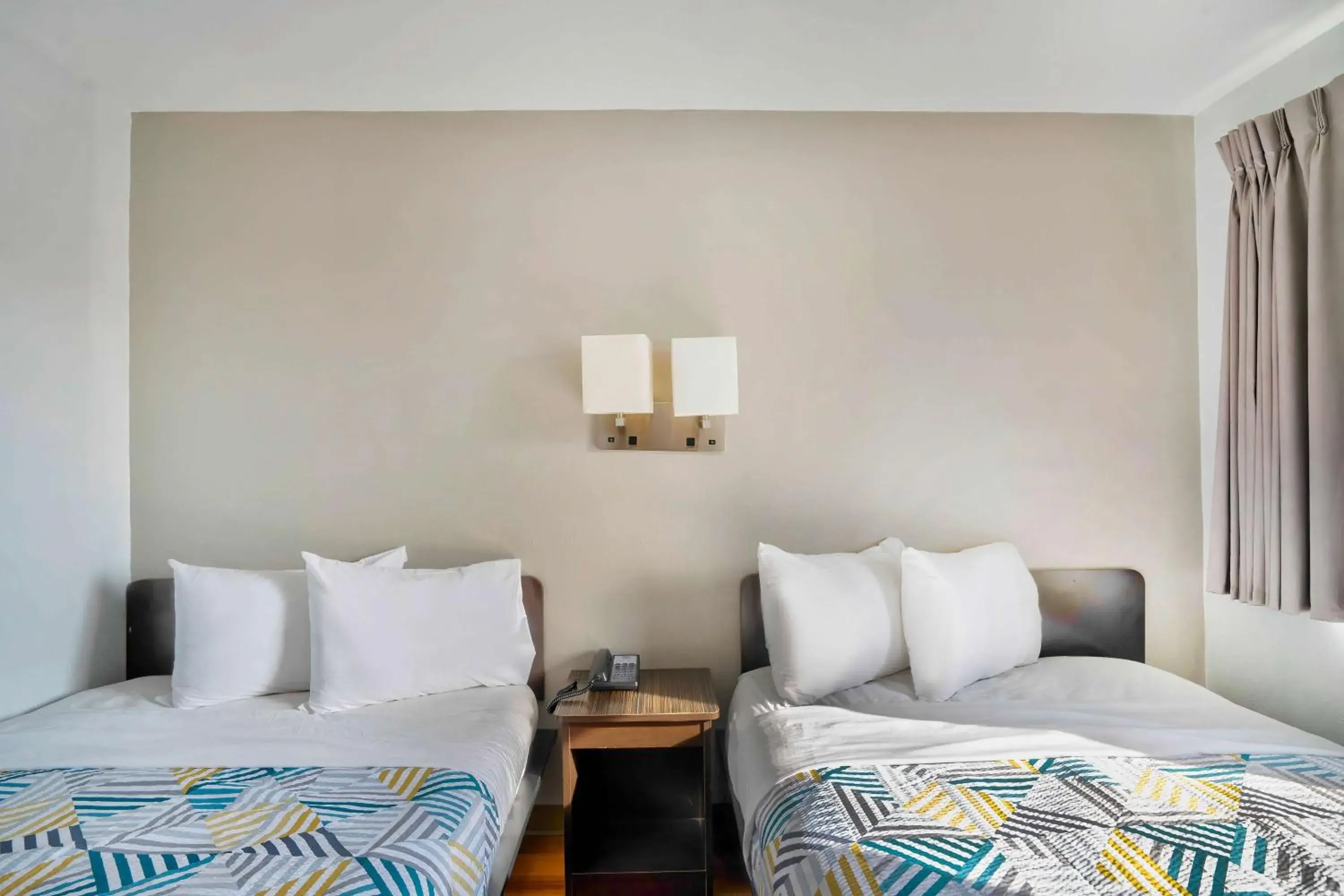 Deluxe Quadruple Room - Smoking in Motel 6-Lumberton, NC Deluxe Quadruple Room - Smoking in Motel 6-Lumberton, NC