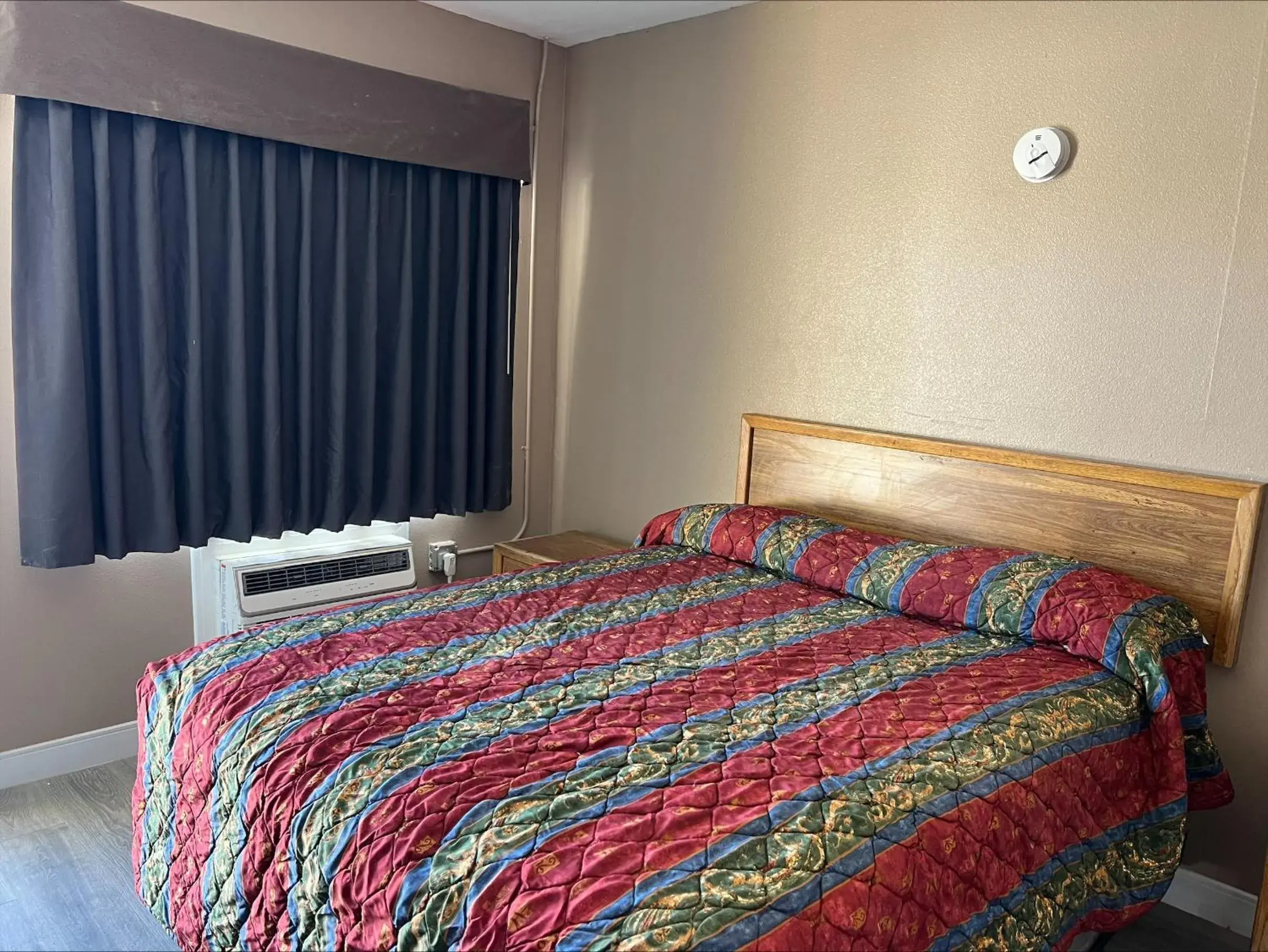 Queen Room in Carl's Motel Queen Room in Carl's Motel