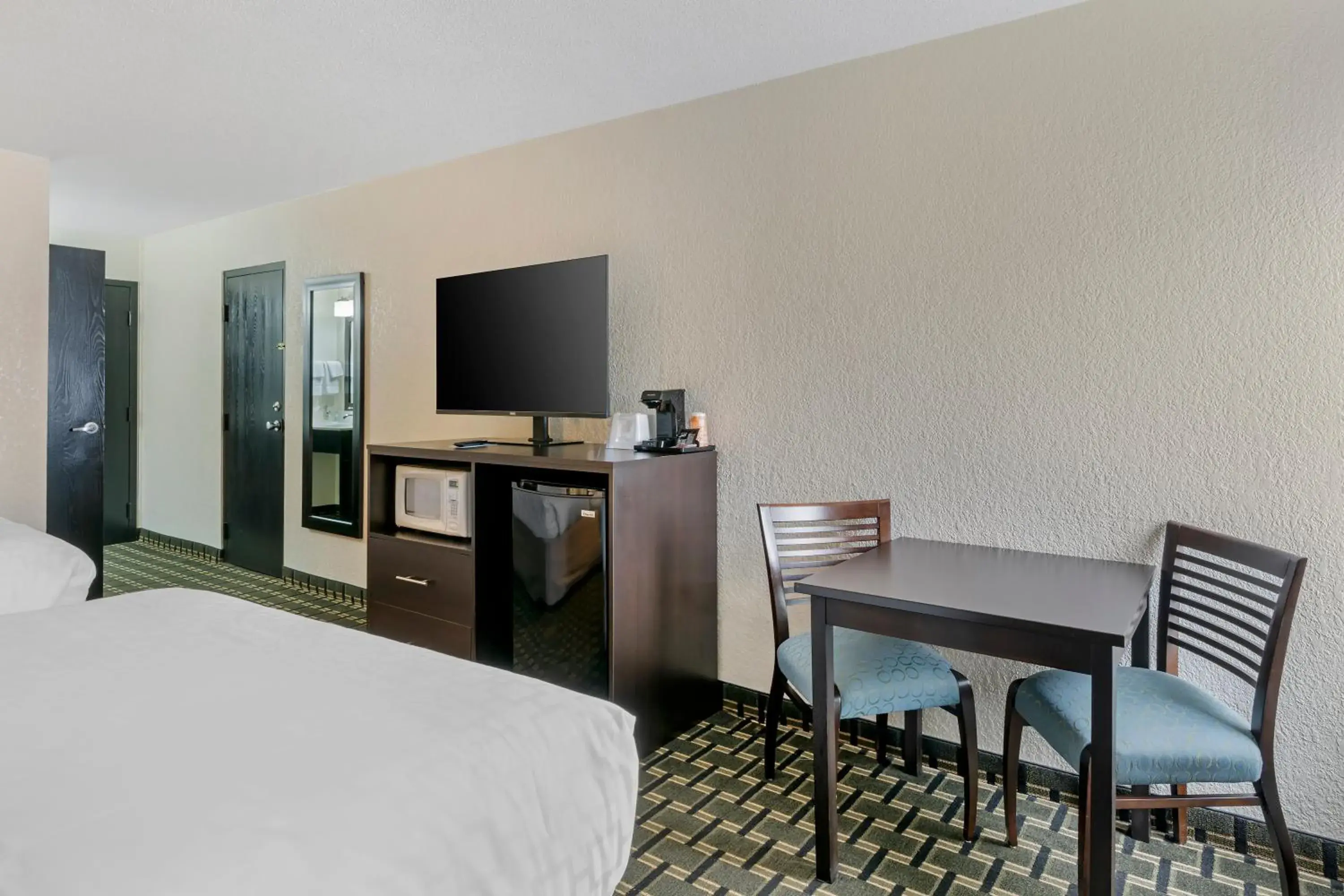 Large Quadruple Room with Two Queen Beds - Disability Access/Non Smoking in Clarion Pointe Large Quadruple Room with Two Queen Beds - Disability Access/Non Smoking in Clarion Pointe