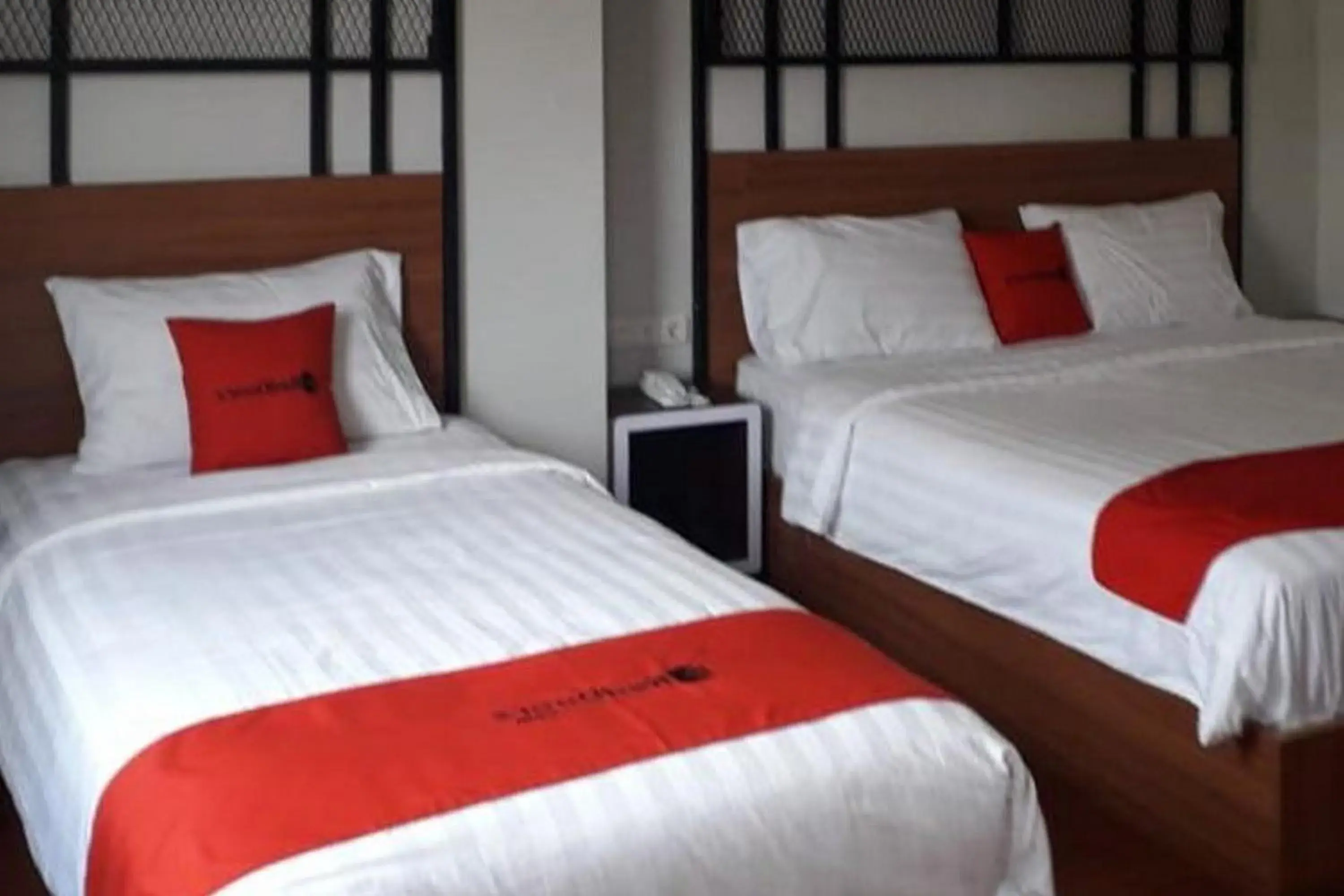 Deluxe Triple Room in RedDoorz Plus @ Doorman Guest House Deluxe Triple Room in RedDoorz Plus @ Doorman Guest House