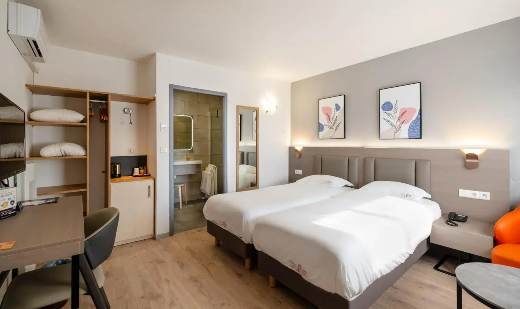 Twin Room in Hotel Tambourin Twin Room in Hotel Tambourin