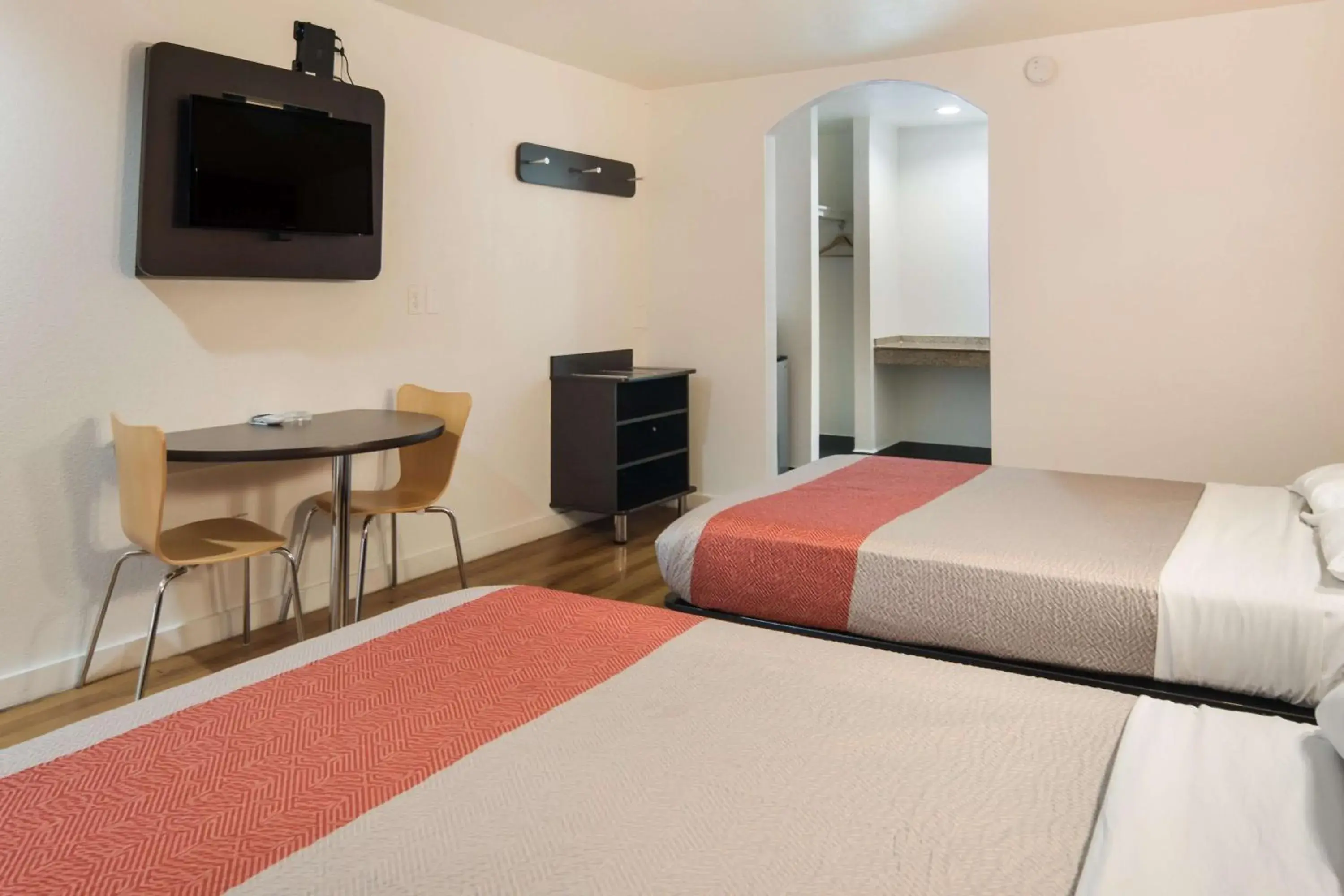 Deluxe Quadruple Room - Non-Smoking in Motel 6-Fort Worth, TX - Seminary Deluxe Quadruple Room - Non-Smoking in Motel 6-Fort Worth, TX - Seminary