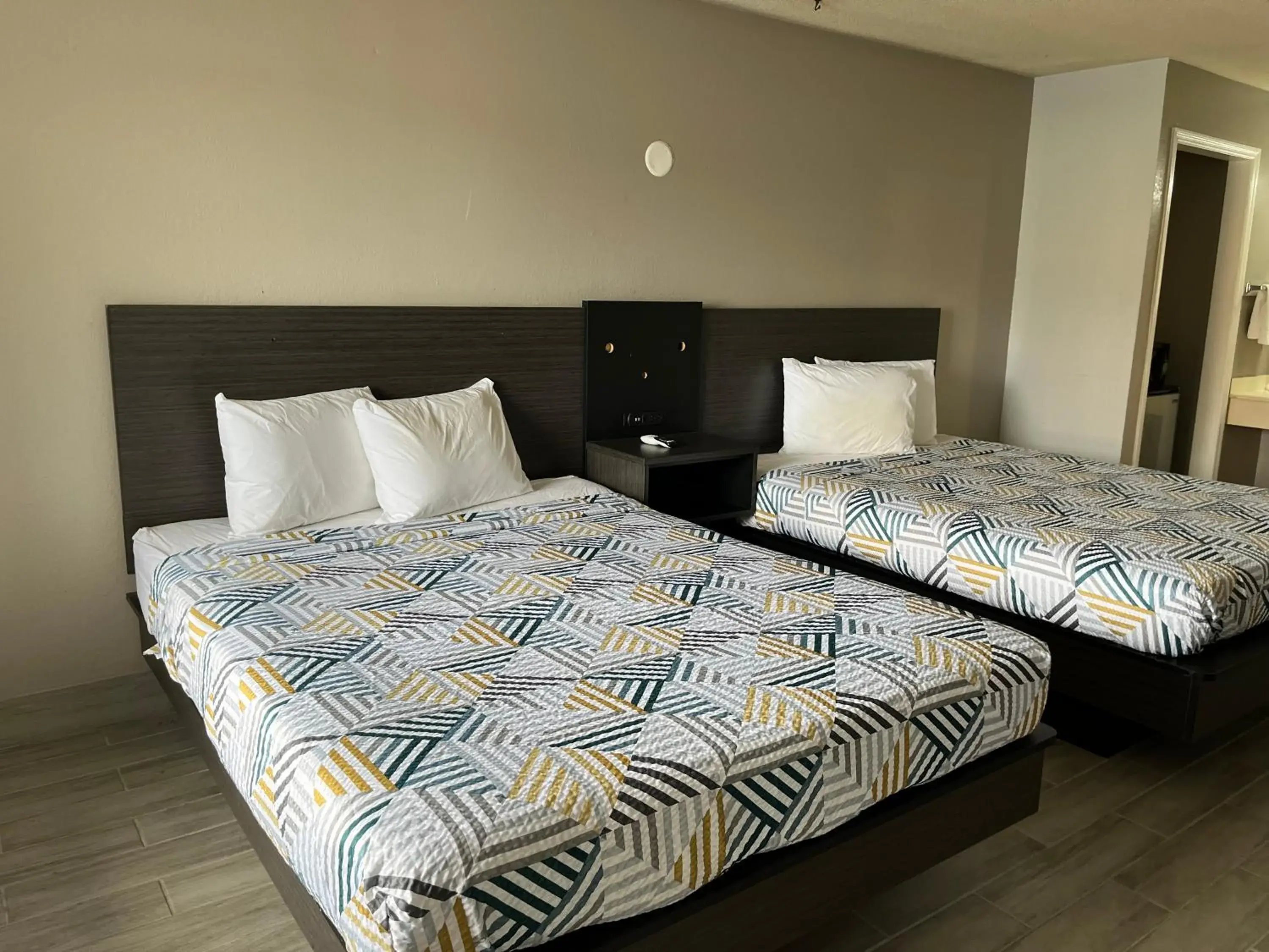 Queen Room with Two Queen Beds - Non-Smoking in Motel 6 Cordele, GA Queen Room with Two Queen Beds - Non-Smoking in Motel 6 Cordele, GA