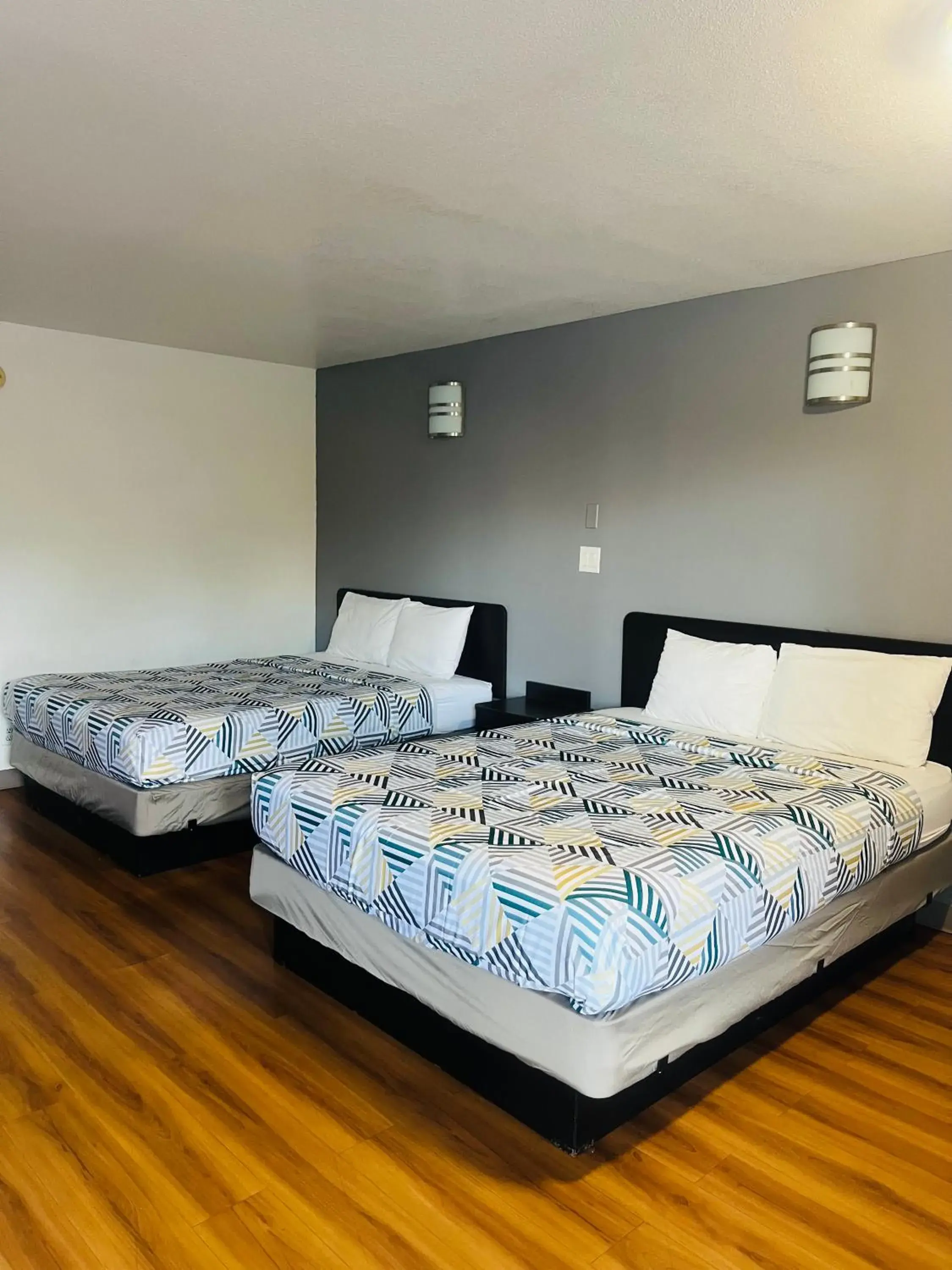 Deluxe Quadruple Room - Non-Smoking in Motel 6-Brinkley, AR Deluxe Quadruple Room - Non-Smoking in Motel 6-Brinkley, AR