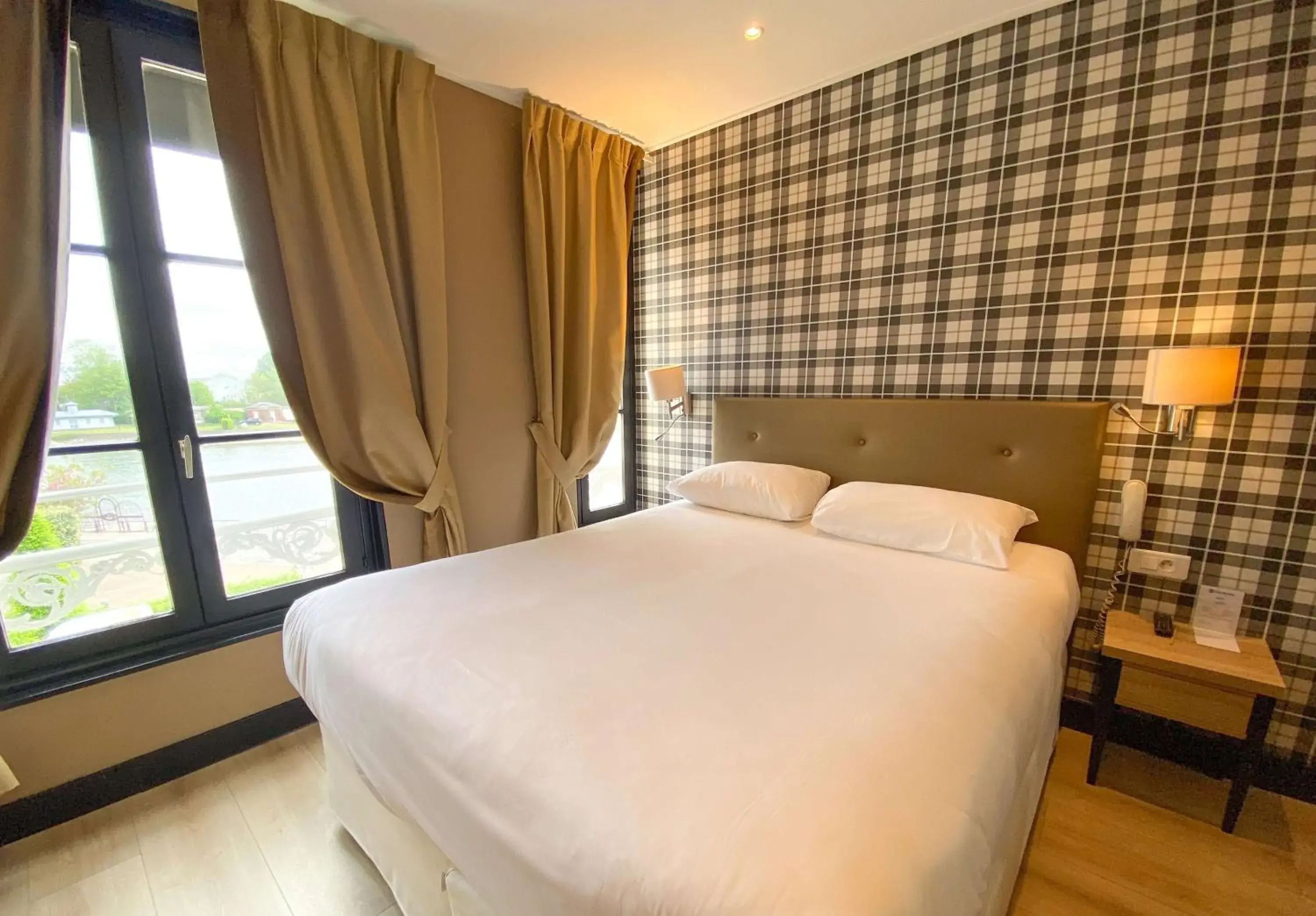 Deluxe Double Room in Best Western Le Cheval Blanc -Vue sur le port-plein centre ville Deluxe Double Room in Best Western Le Cheval Blanc -Vue sur le port-plein centre ville