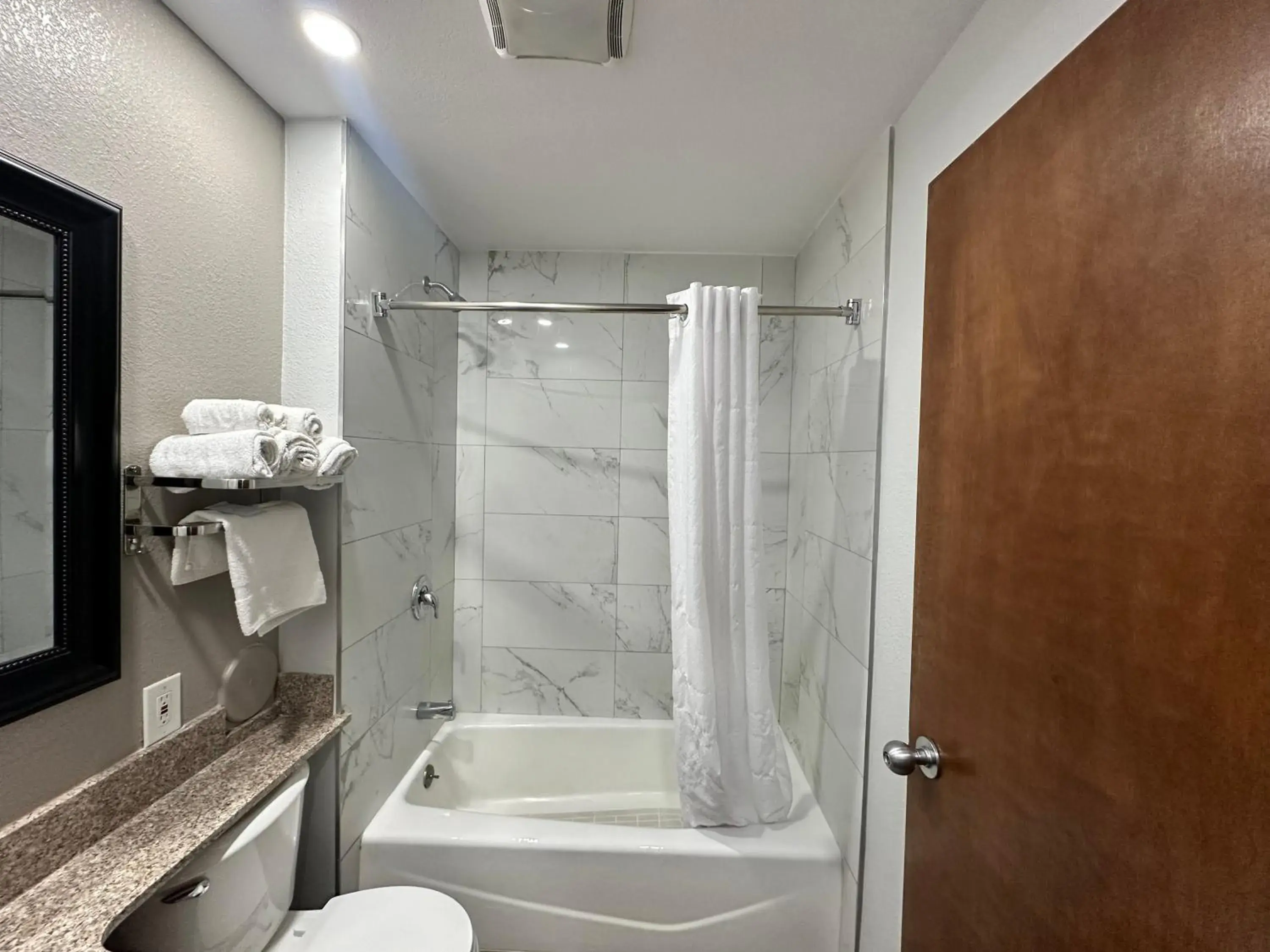 Deluxe Queen Suite - Non-Smoking in Motel 6-Lebec, CA Deluxe Queen Suite - Non-Smoking in Motel 6-Lebec, CA