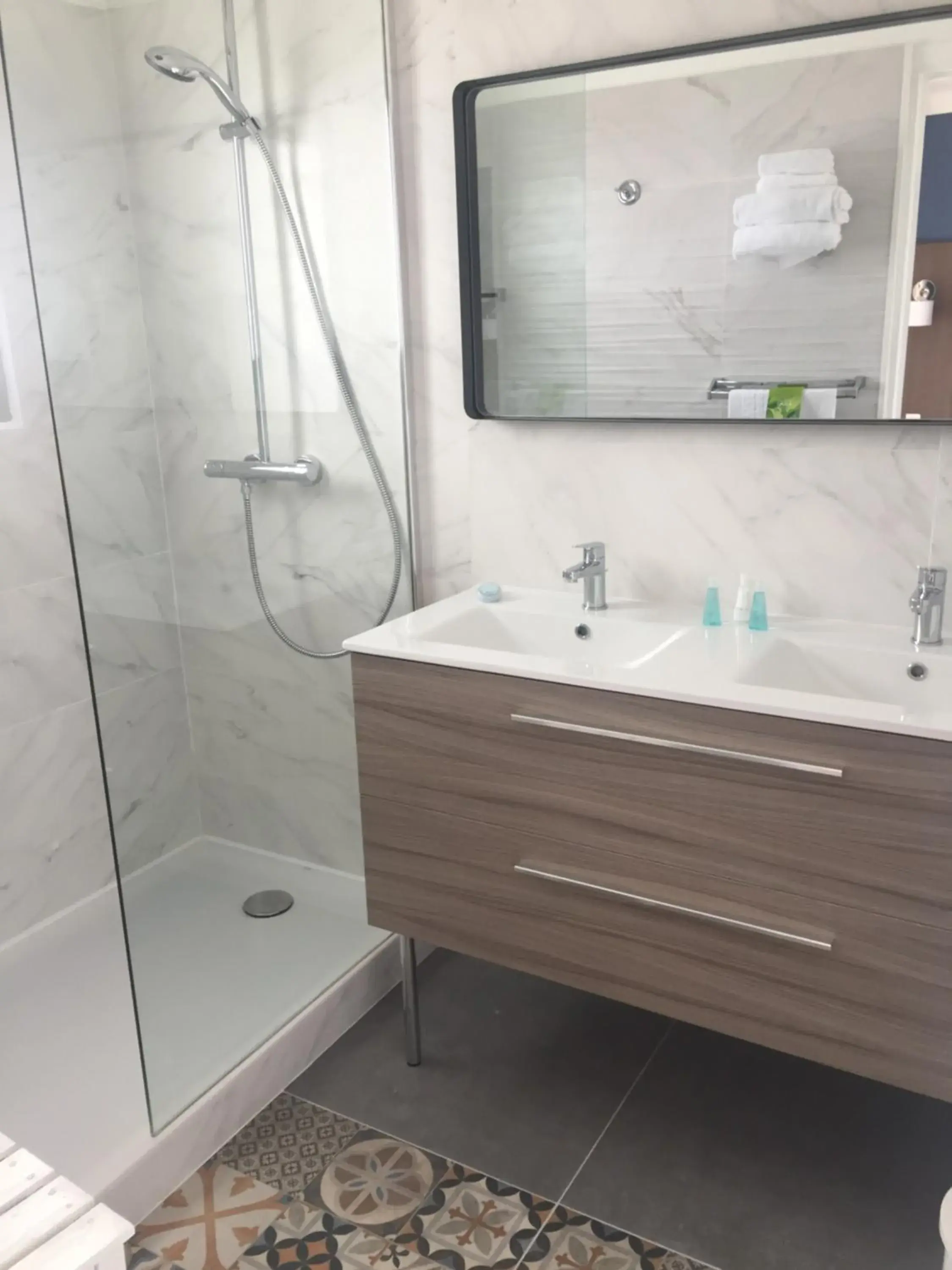 Twin Room in Le Galion Hotel et Restaurant Canet Plage - Logis Twin Room in Le Galion Hotel et Restaurant Canet Plage - Logis