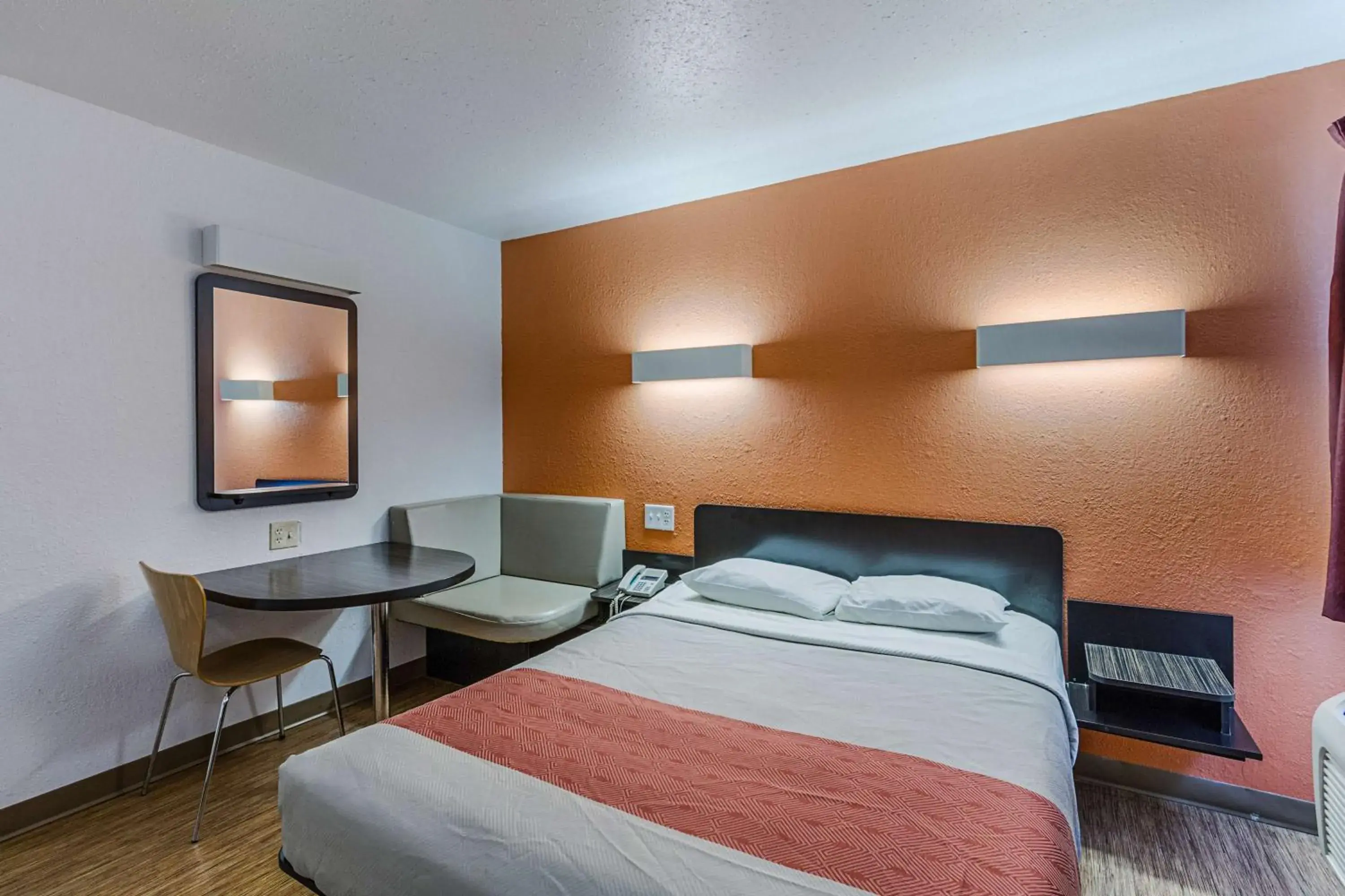 Queen Room - single occupancy - Non-Smoking in Motel 6-Oshkosh, WI Queen Room - single occupancy - Non-Smoking in Motel 6-Oshkosh, WI