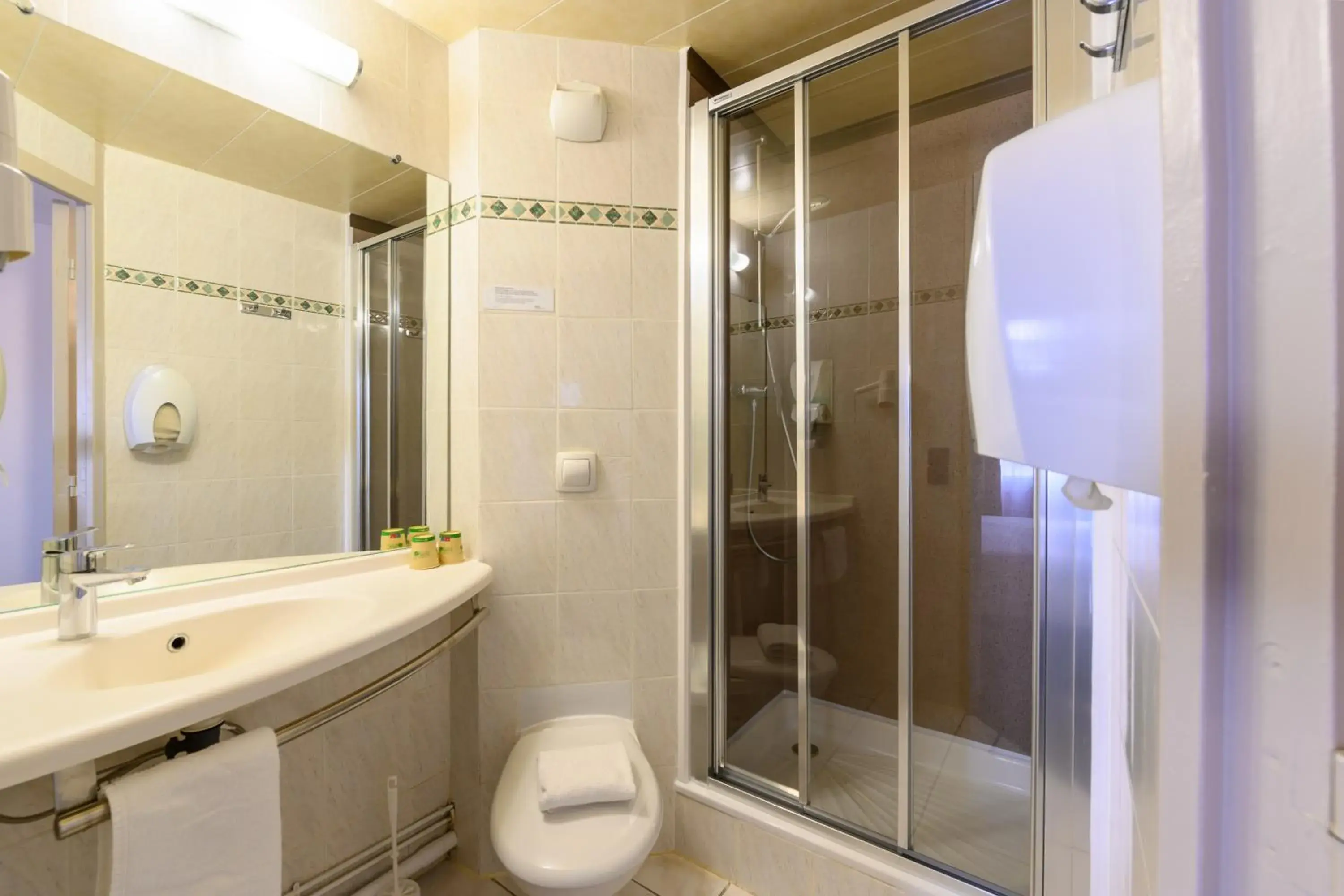 Connecting Double Rooms in The Originals City, Tabl'Hôtel, Cambrai (Inter-Hotel) Connecting Double Rooms in The Originals City, Tabl'Hôtel, Cambrai (Inter-Hotel)