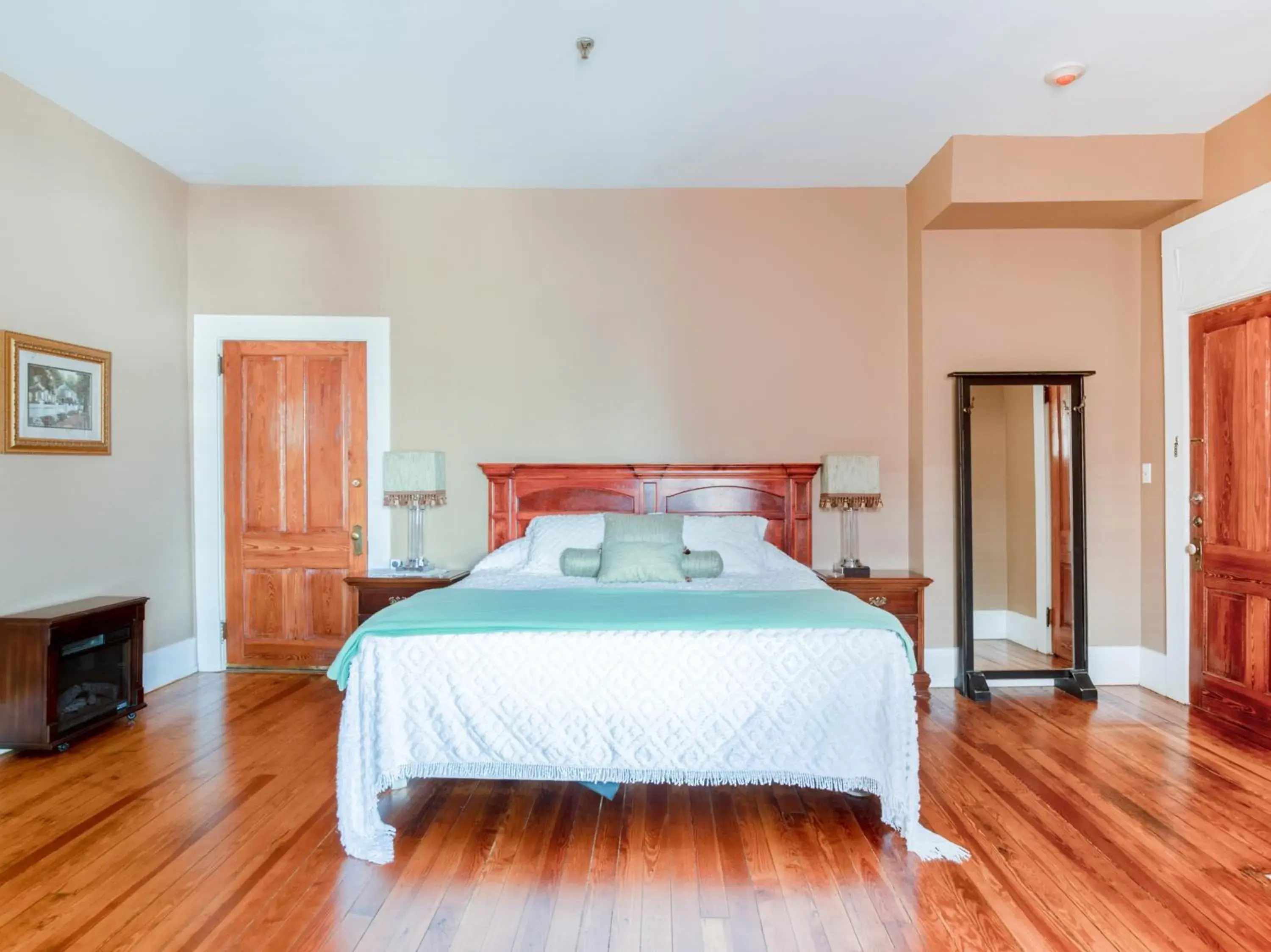 Premium King Bed in The Belmont Inn by OYO Premium King Bed in The Belmont Inn by OYO