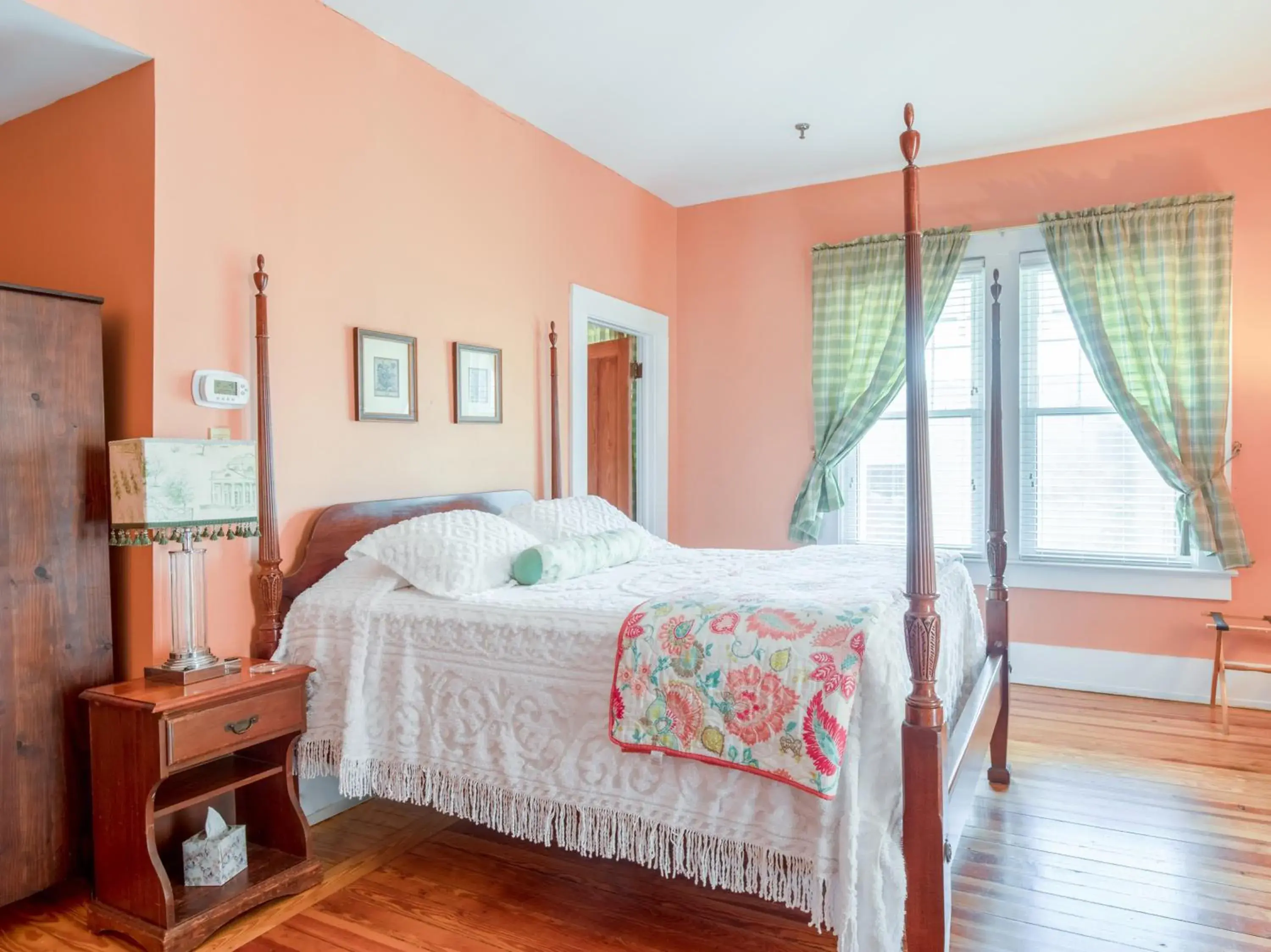 Premium Queen Bed in The Belmont Inn by OYO Premium Queen Bed in The Belmont Inn by OYO