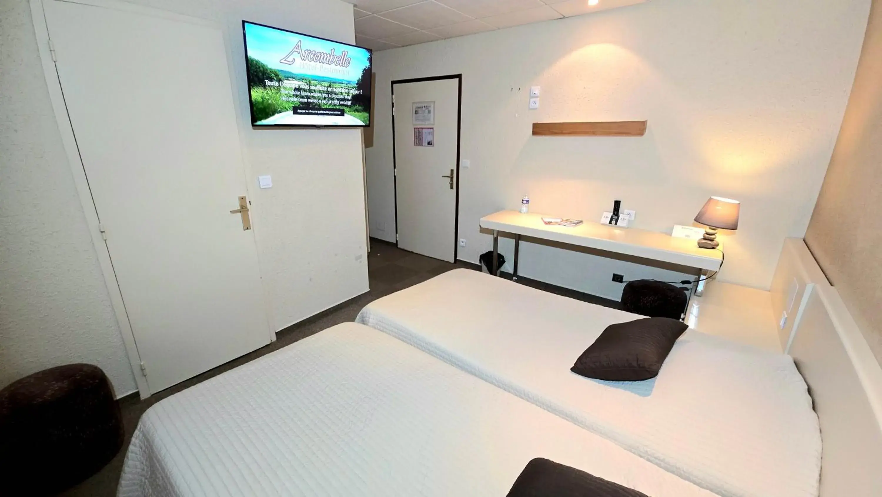 Twin Room in Logis Hôtel & Restaurant Arcombelle Twin Room in Logis Hôtel & Restaurant Arcombelle