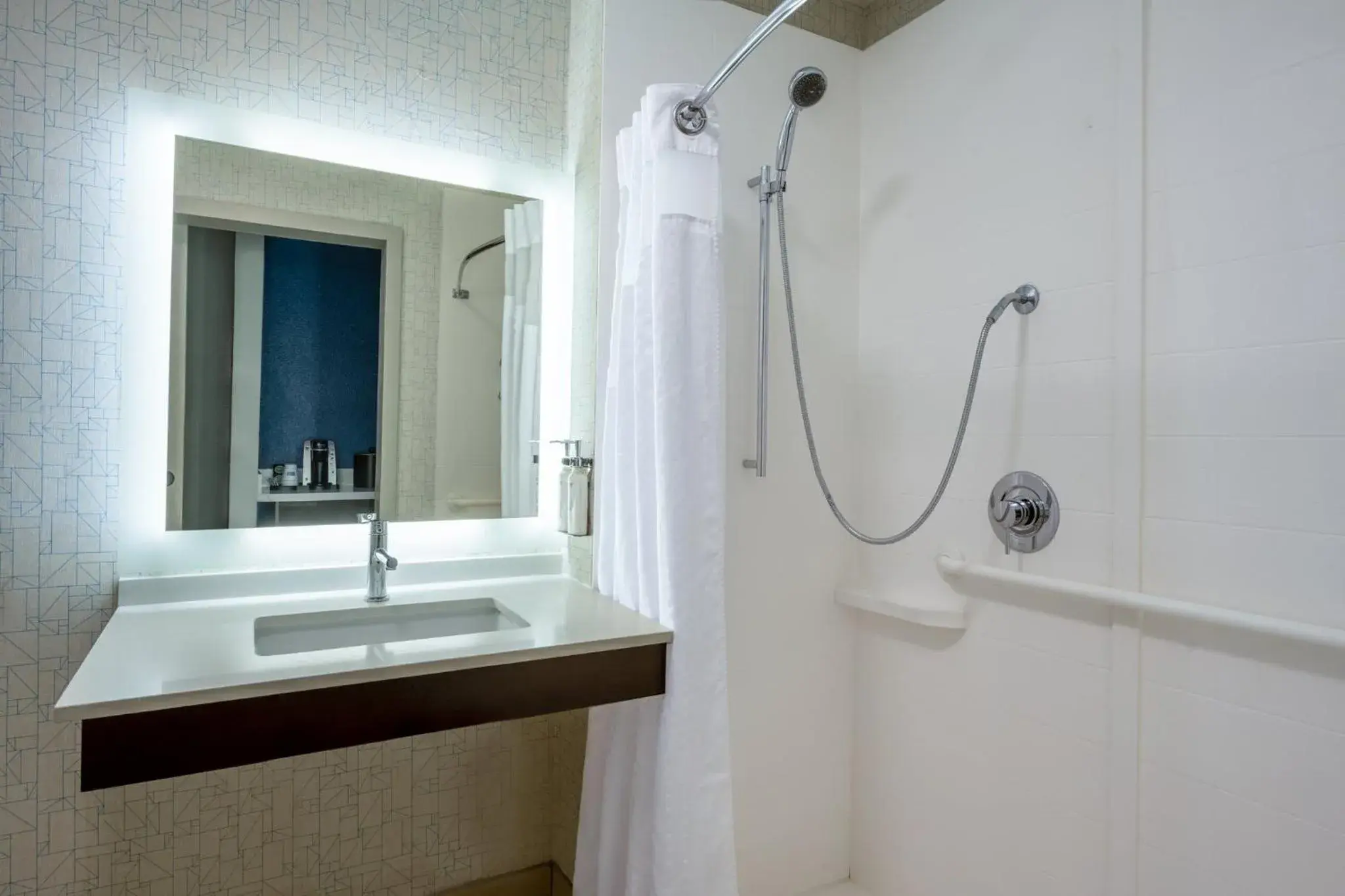 Standard Queen Room with Two Queen Beds and Mobility Accessible Roll-In Shower in Holiday Inn Express Portland SE - Clackamas Area by IHG Standard Queen Room with Two Queen Beds and Mobility Accessible Roll-In Shower in Holiday Inn Express Portland SE - Clackamas Area by IHG