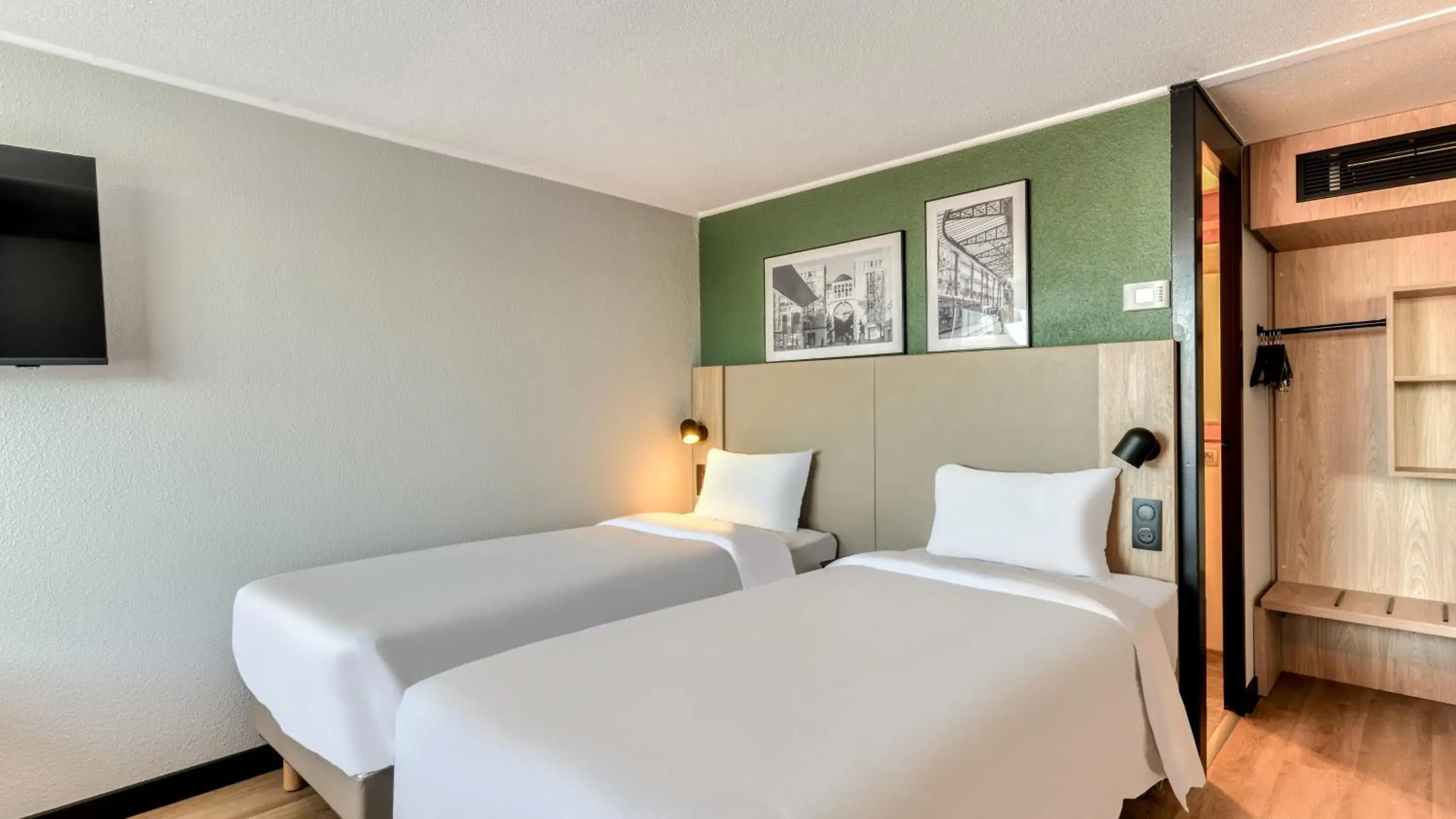 Standard Room - 2 Single Beds in Campanile NATURE - Cergy Pontoise Standard Room - 2 Single Beds in Campanile NATURE - Cergy Pontoise