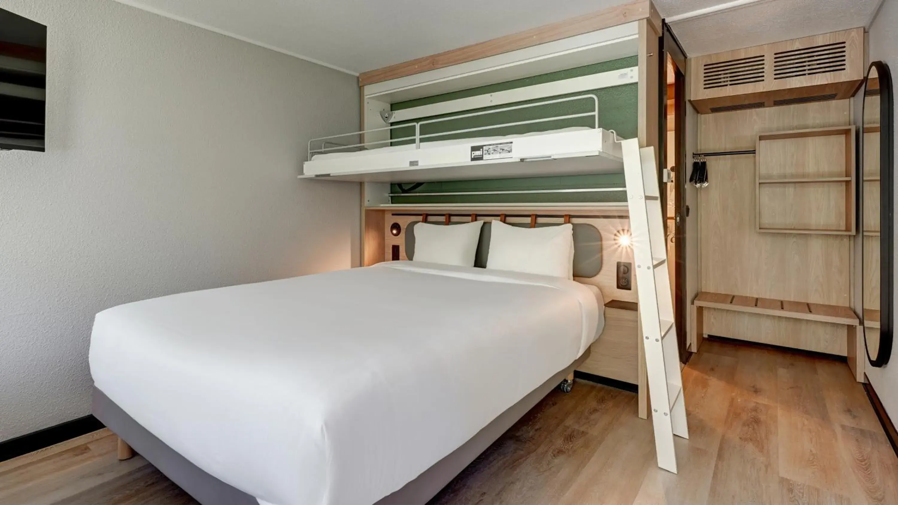 Standard Room - 1 Queen Bed 1 Bunk Bed in Campanile NATURE - Cergy Pontoise Standard Room - 1 Queen Bed 1 Bunk Bed in Campanile NATURE - Cergy Pontoise