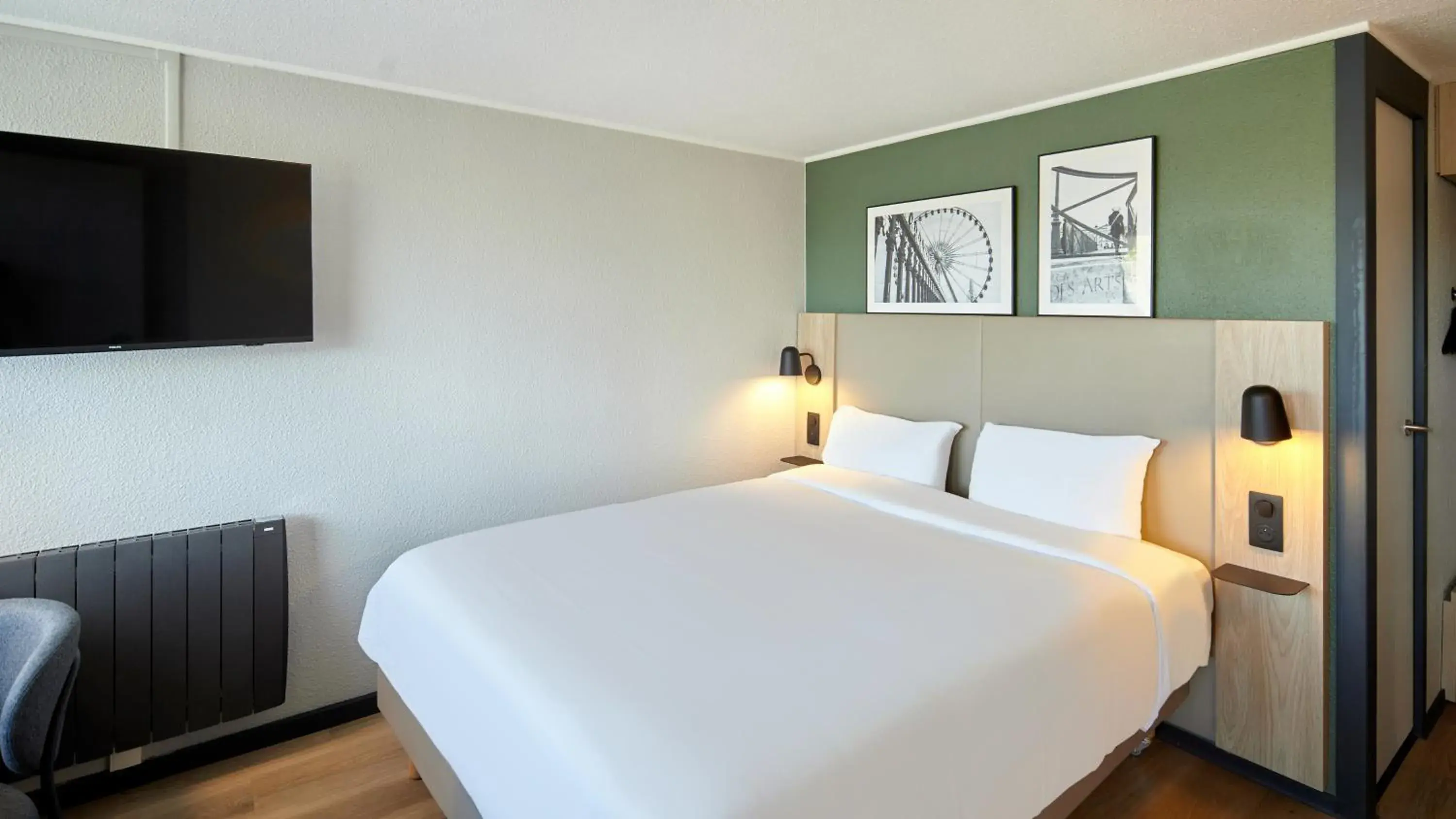 Standard Room - 1 Queen Bed in Campanile NATURE - Cergy Pontoise Standard Room - 1 Queen Bed in Campanile NATURE - Cergy Pontoise