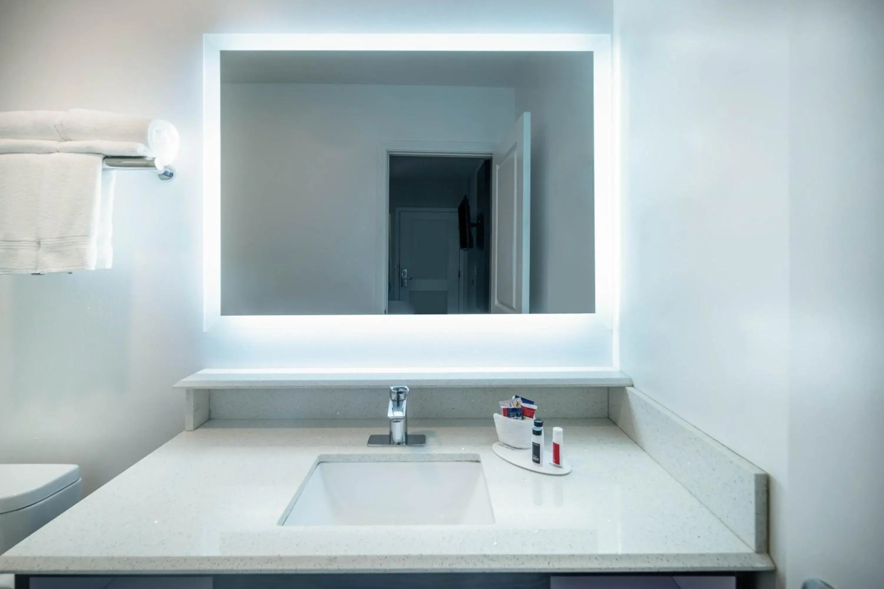 Queen Room with Two Queen Beds - Non-Smoking in Days Inn by Wyndham Galt - Elk Grove South Queen Room with Two Queen Beds - Non-Smoking in Days Inn by Wyndham Galt - Elk Grove South