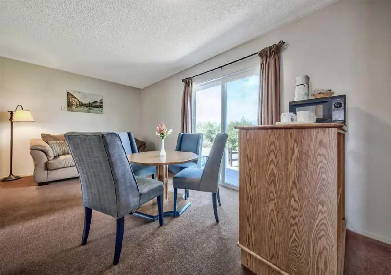 Double Room with Sofa Bed in Walker River Lodge Double Room with Sofa Bed in Walker River Lodge