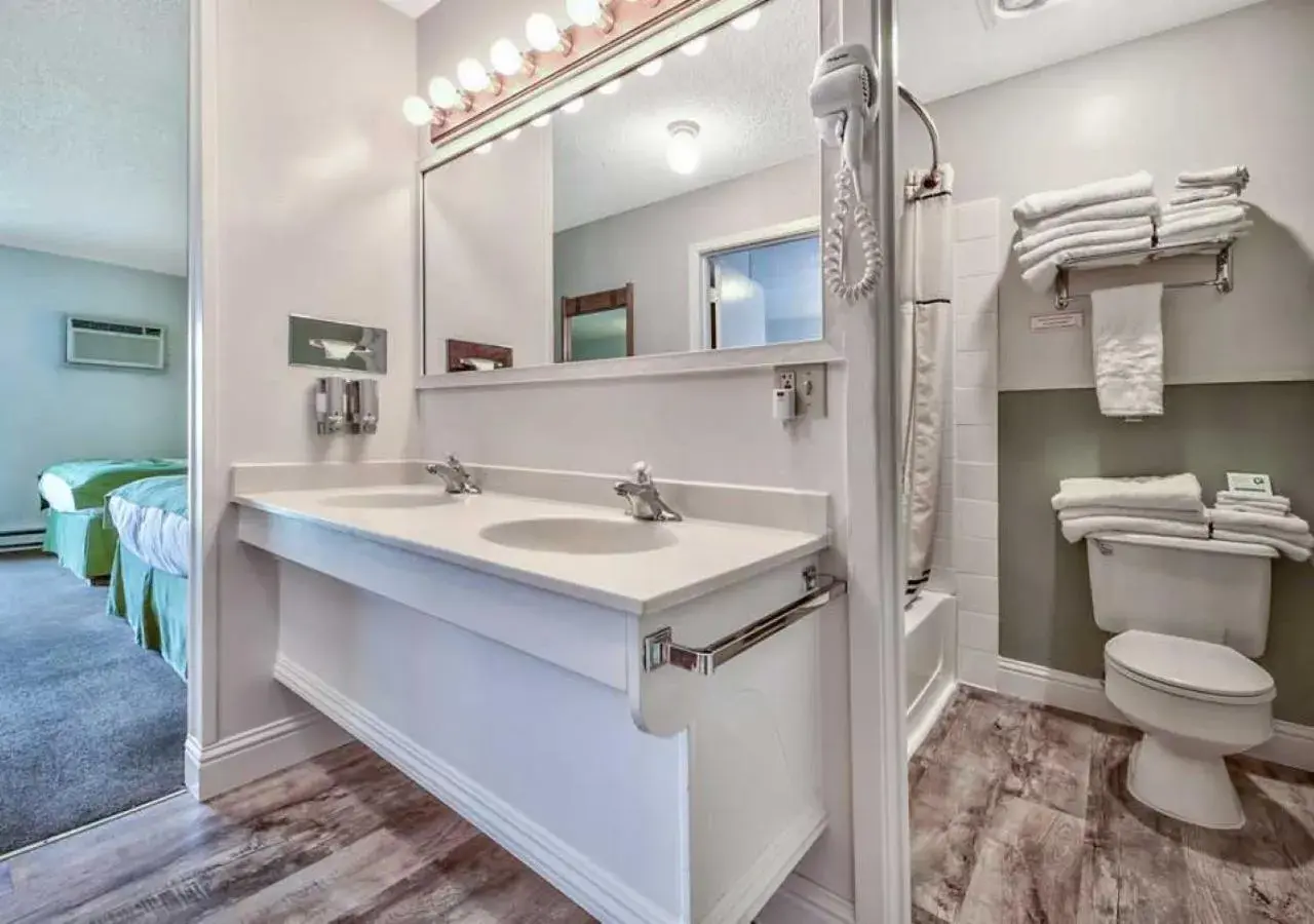 Queen Room with Two Queen Beds in Walker River Lodge Queen Room with Two Queen Beds in Walker River Lodge