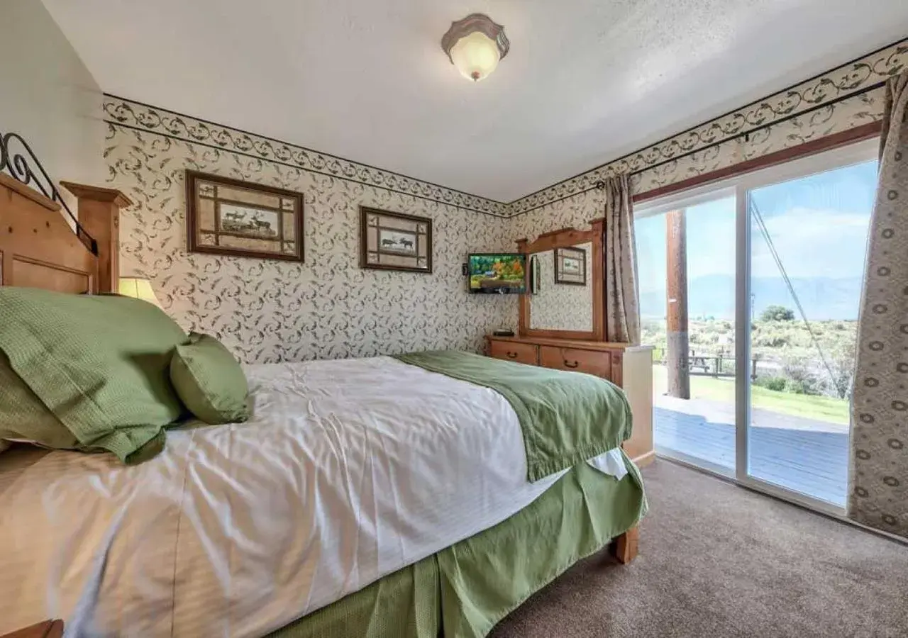 Two-Bedroom - Downstairs Kitchen Suite in Walker River Lodge Two-Bedroom - Downstairs Kitchen Suite in Walker River Lodge