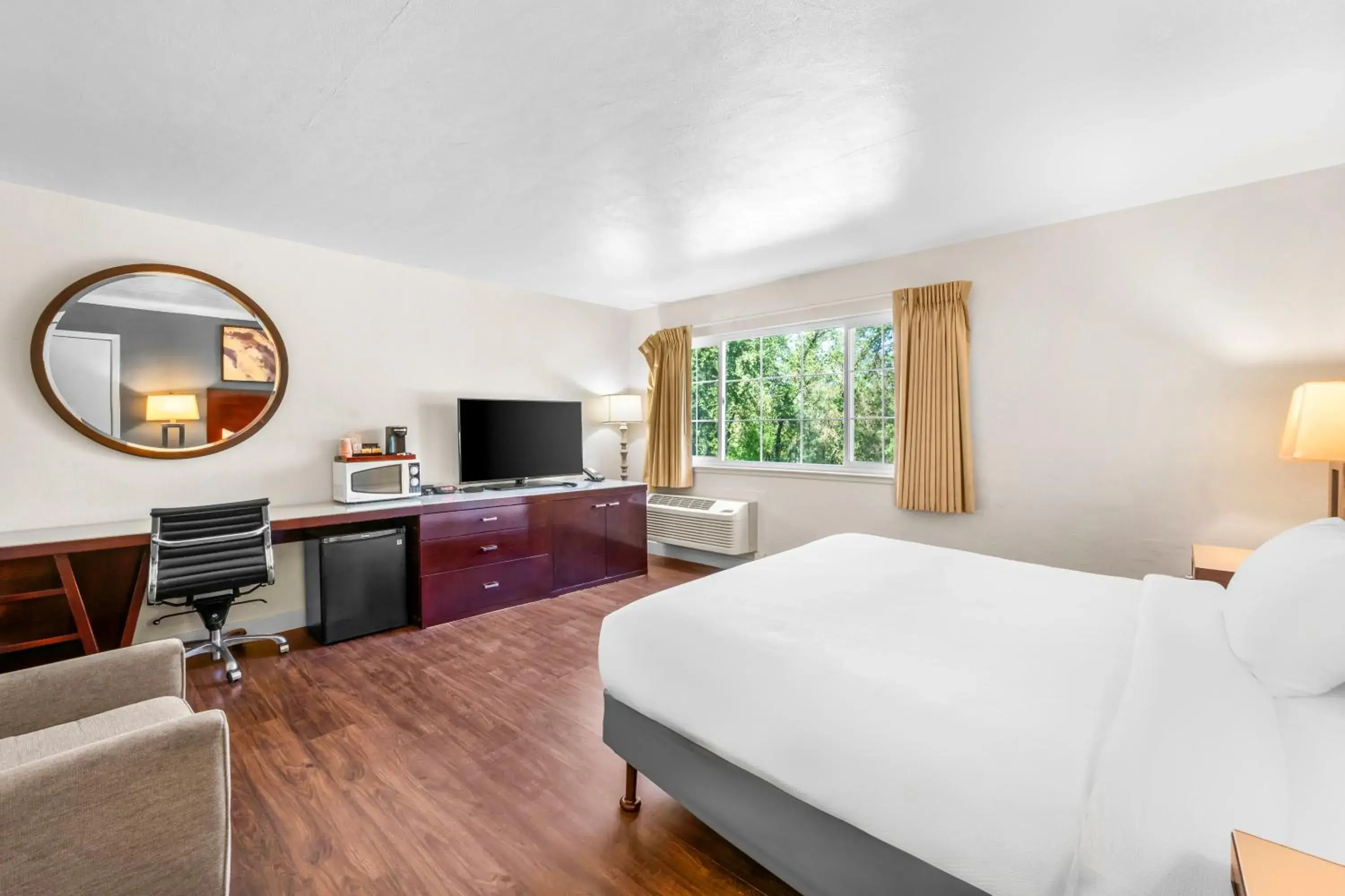 Efficiency Queen Room - Non-smoking in The Jackson Lodge Efficiency Queen Room - Non-smoking in The Jackson Lodge