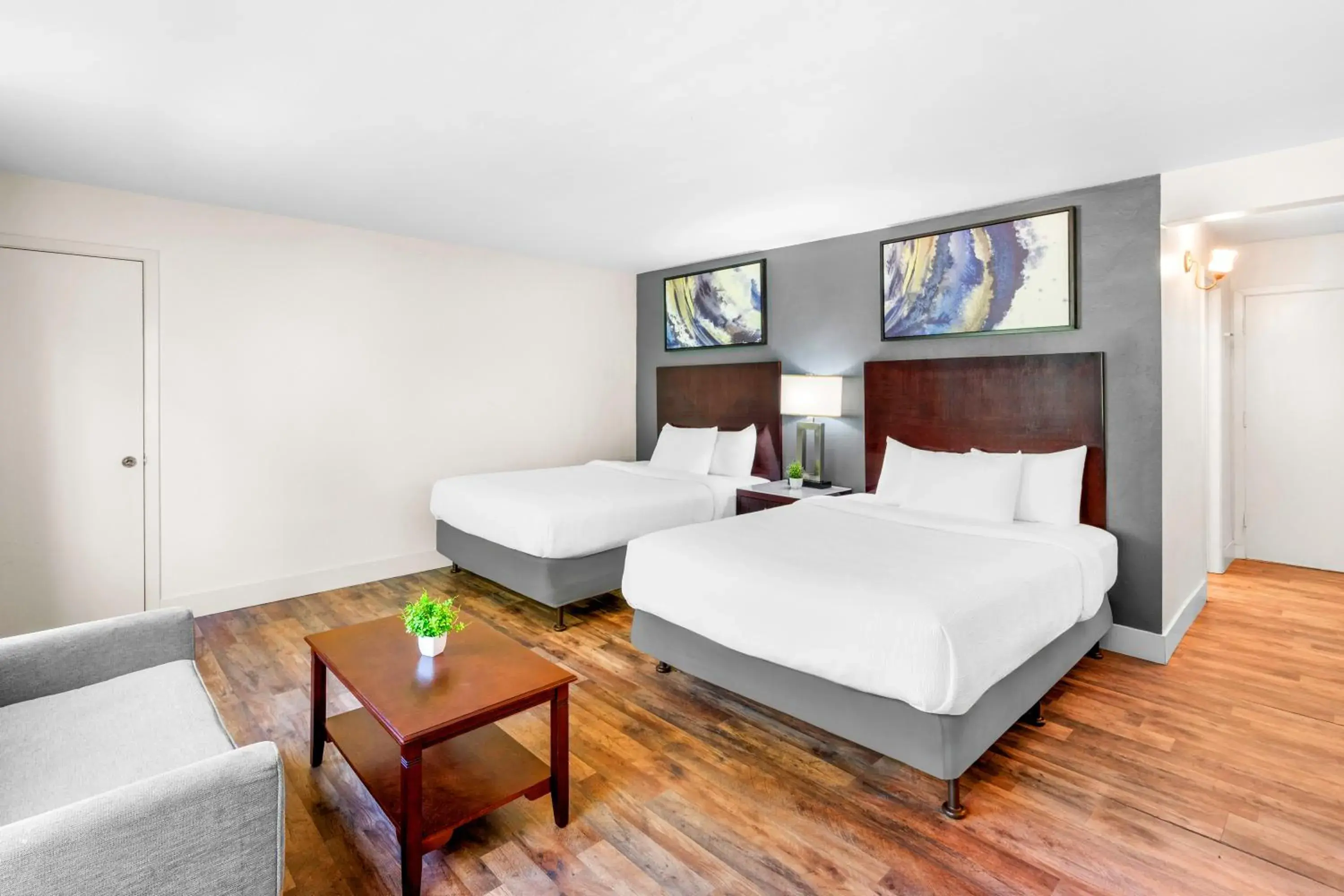 Efficiency Suite - 2 Queens, 1 Double - Non Smoking in The Jackson Lodge Efficiency Suite - 2 Queens, 1 Double - Non Smoking in The Jackson Lodge