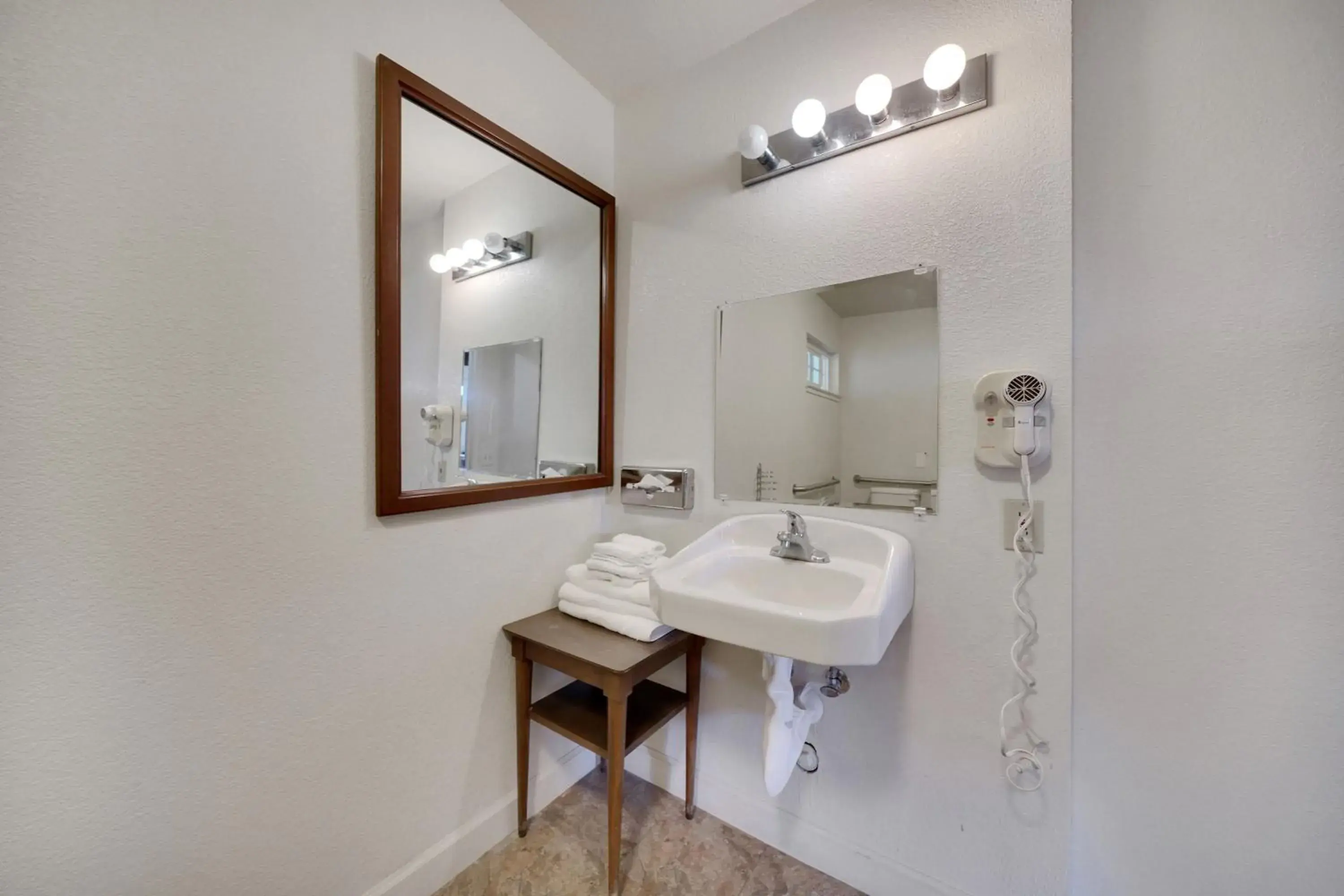 Quadruple Room with Two Queen Beds and Roll-In Shower - Disability Access/Non Smoking in The Jackson Lodge Quadruple Room with Two Queen Beds and Roll-In Shower - Disability Access/Non Smoking in The Jackson Lodge