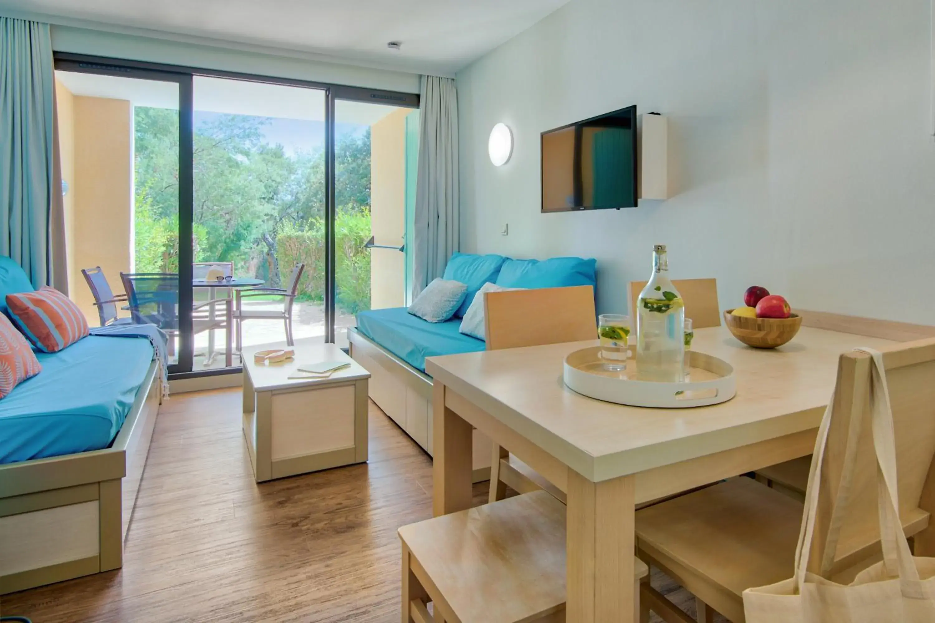 Studio with Sleeping Alcove and Terrace or Balcony (4 People) in Résidence Pierre & Vacances Les Parcs de Grimaud Studio with Sleeping Alcove and Terrace or Balcony (4 People) in Résidence Pierre & Vacances Les Parcs de Grimaud