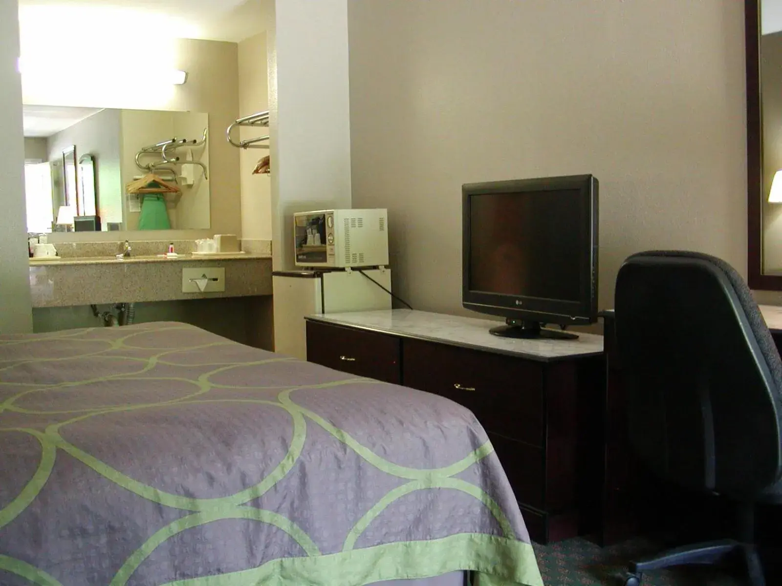 King Room - Mobility Access/Non-Smoking in Super 8 by Wyndham Bossier City/Shreveport Area King Room - Mobility Access/Non-Smoking in Super 8 by Wyndham Bossier City/Shreveport Area