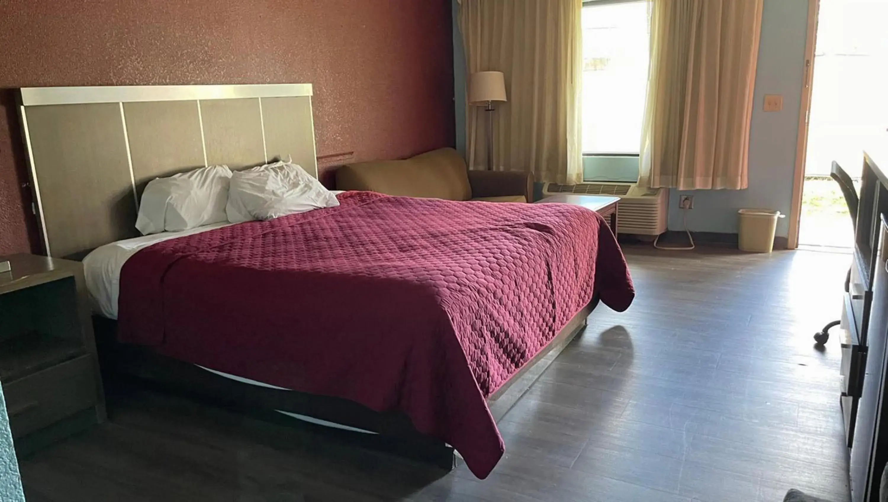 King Bed Smoking in Mayfair Inn King Bed Smoking in Mayfair Inn