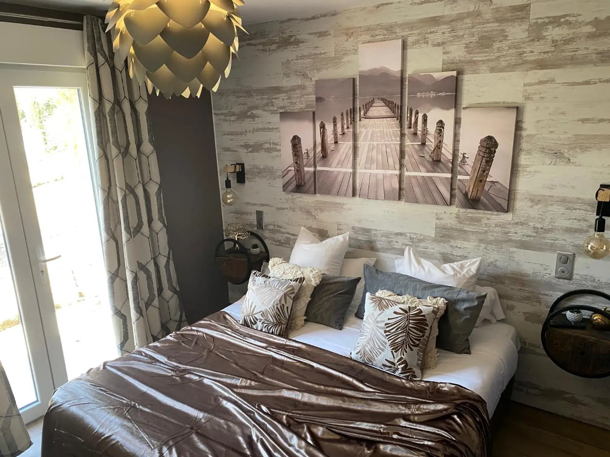 Deluxe Room in Le President-Gare Nimes Pont Du Gard Deluxe Room in Le President-Gare Nimes Pont Du Gard