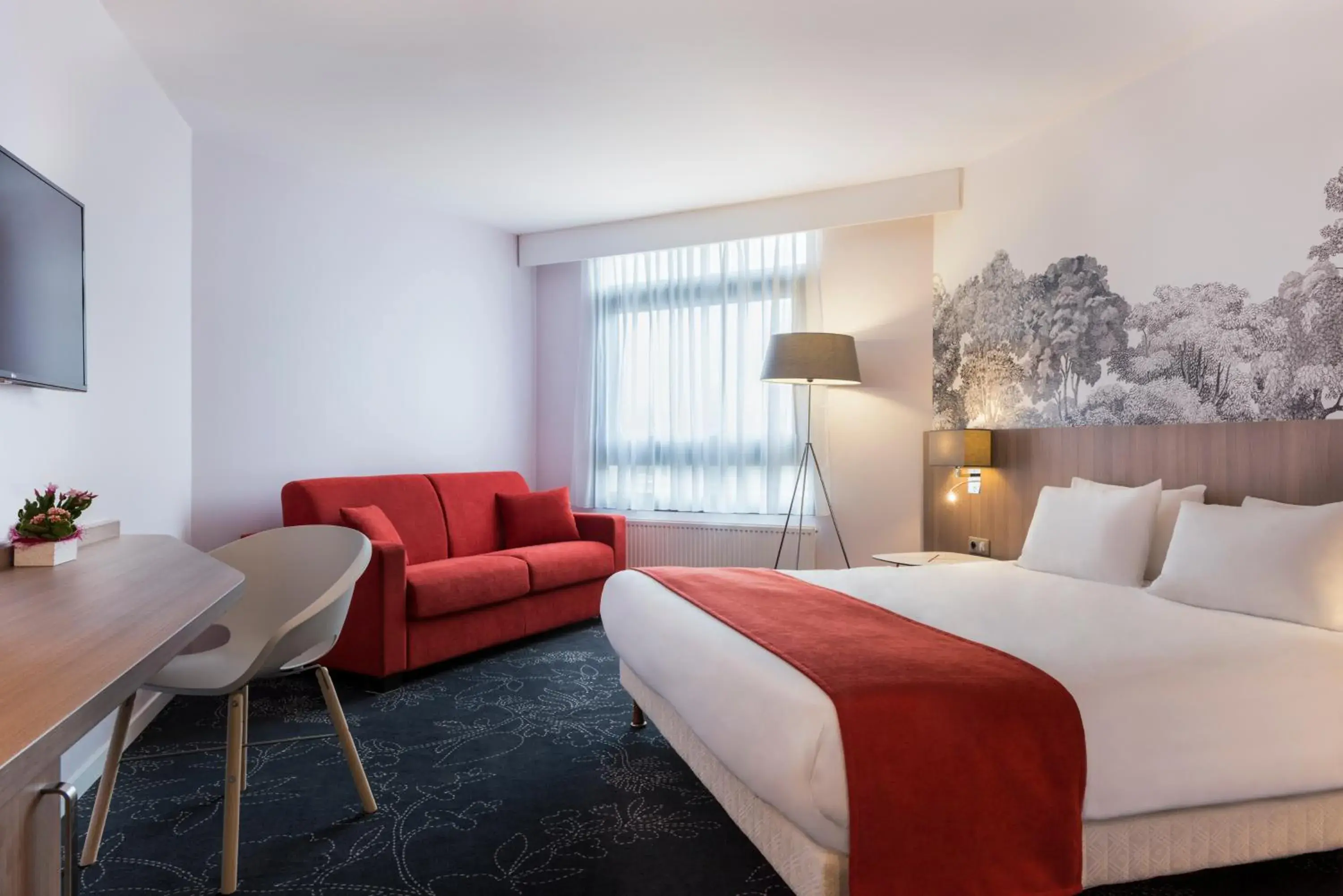 Premium King Room with Sofa Bed in Holiday Inn Calais Coquelles by IHG Premium King Room with Sofa Bed in Holiday Inn Calais Coquelles by IHG