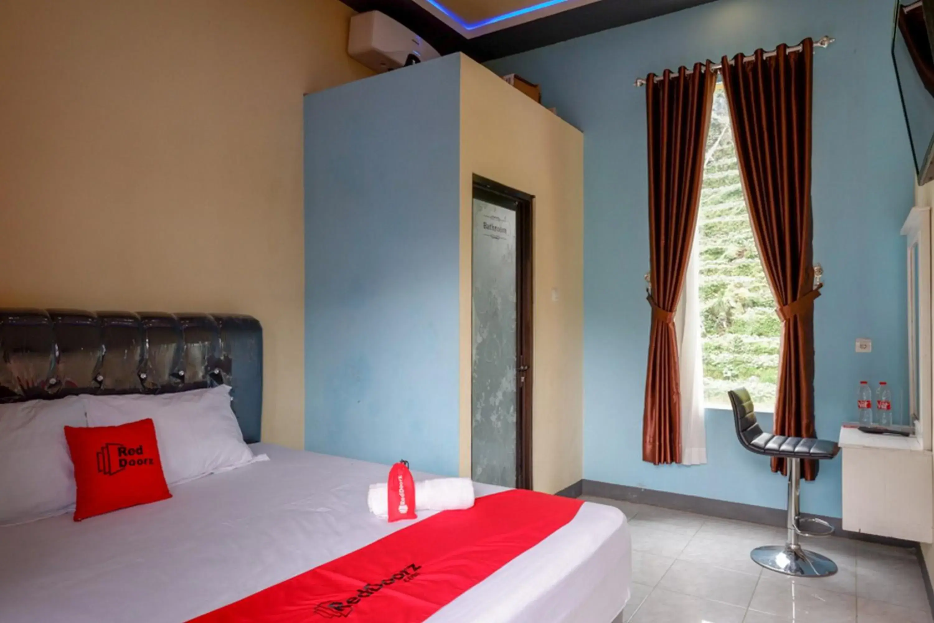Double Room in RedDoorz @ Gerbang Dieng Plateau Area Double Room in RedDoorz @ Gerbang Dieng Plateau Area