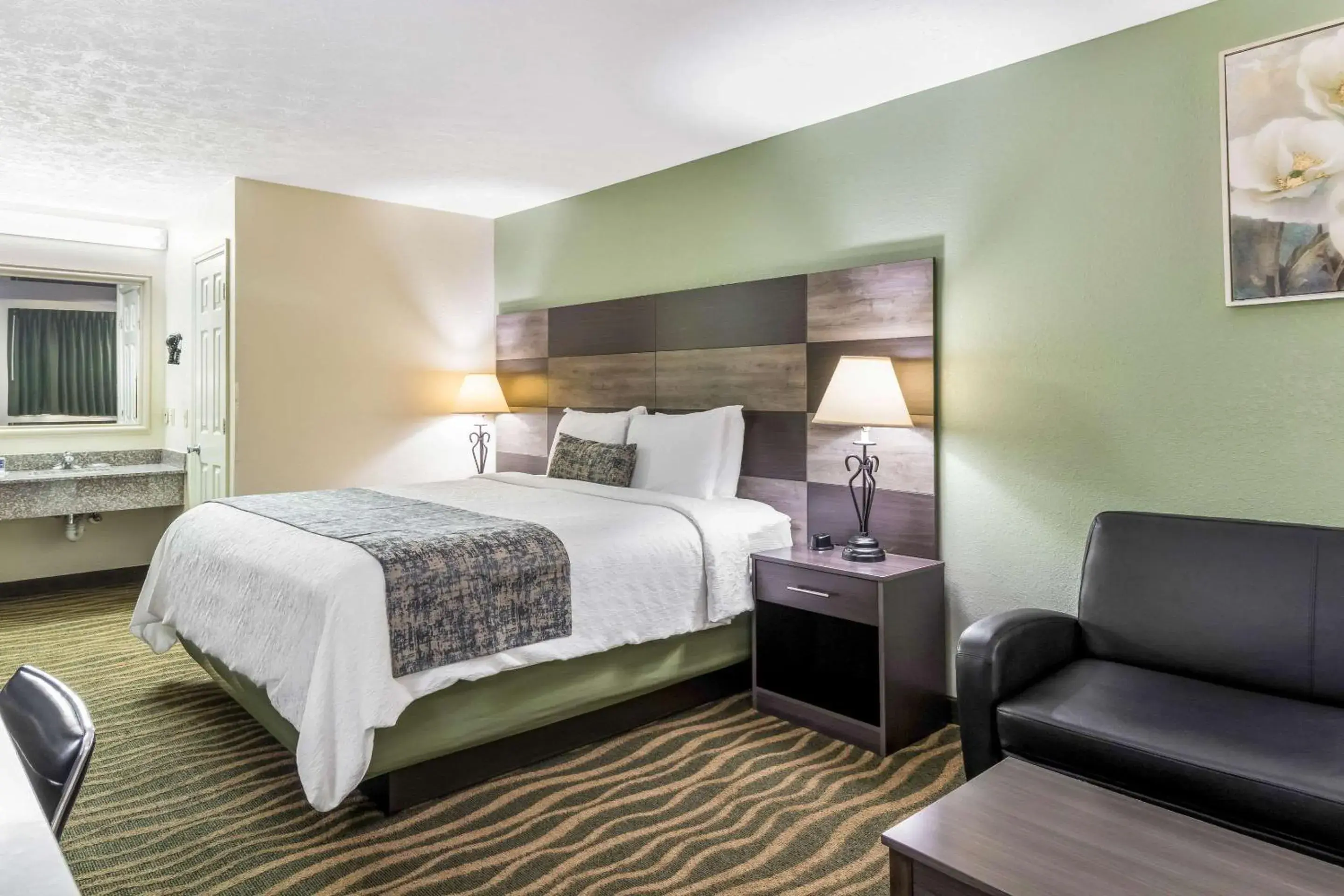 King Room - Non-Smoking in Rodeway Inn Cadiz King Room - Non-Smoking in Rodeway Inn Cadiz