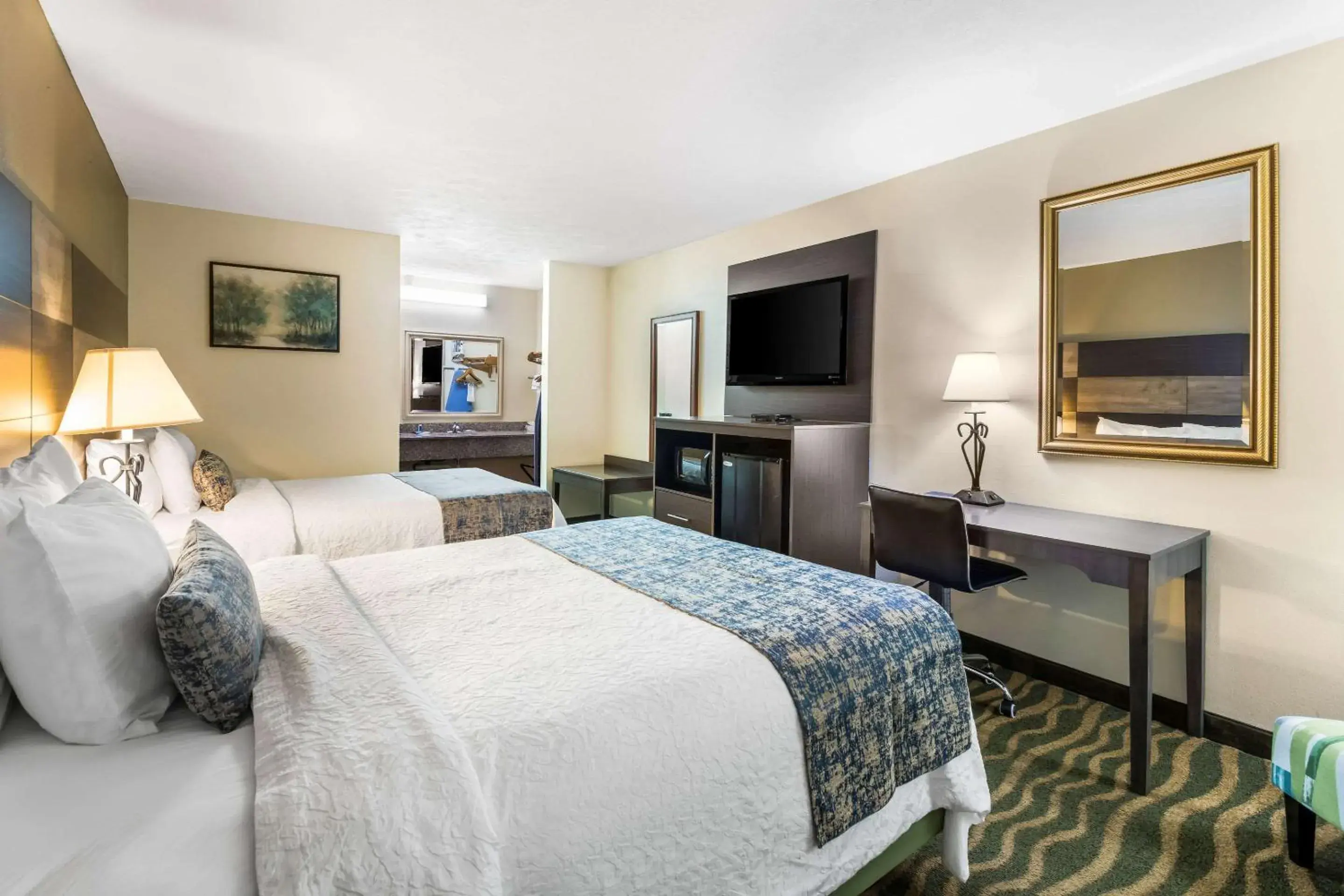 Double Room with Two Double Beds - Non-Smoking in Rodeway Inn Cadiz Double Room with Two Double Beds - Non-Smoking in Rodeway Inn Cadiz