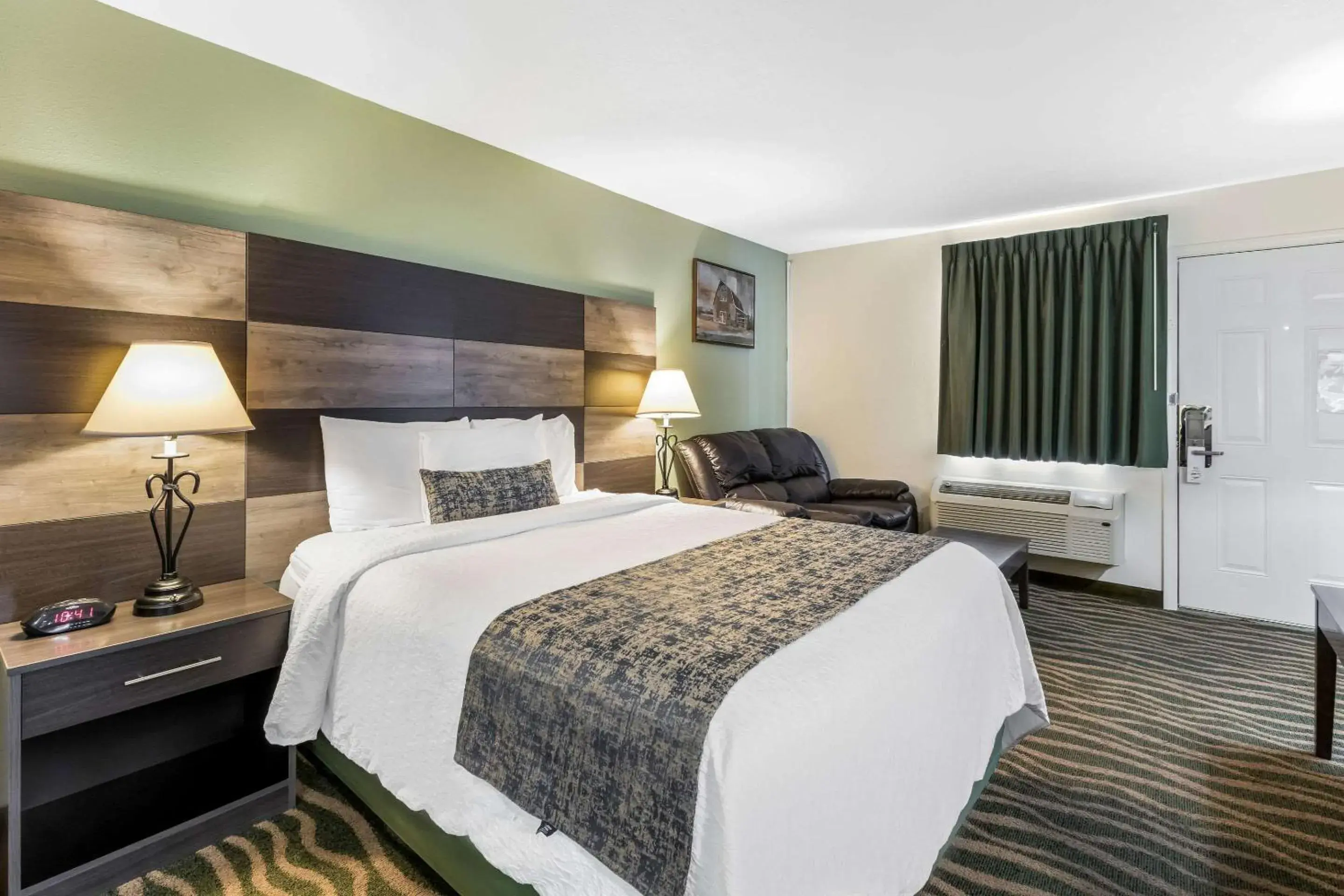 Queen Room - Accessible/Non-Smoking in Rodeway Inn Cadiz Queen Room - Accessible/Non-Smoking in Rodeway Inn Cadiz